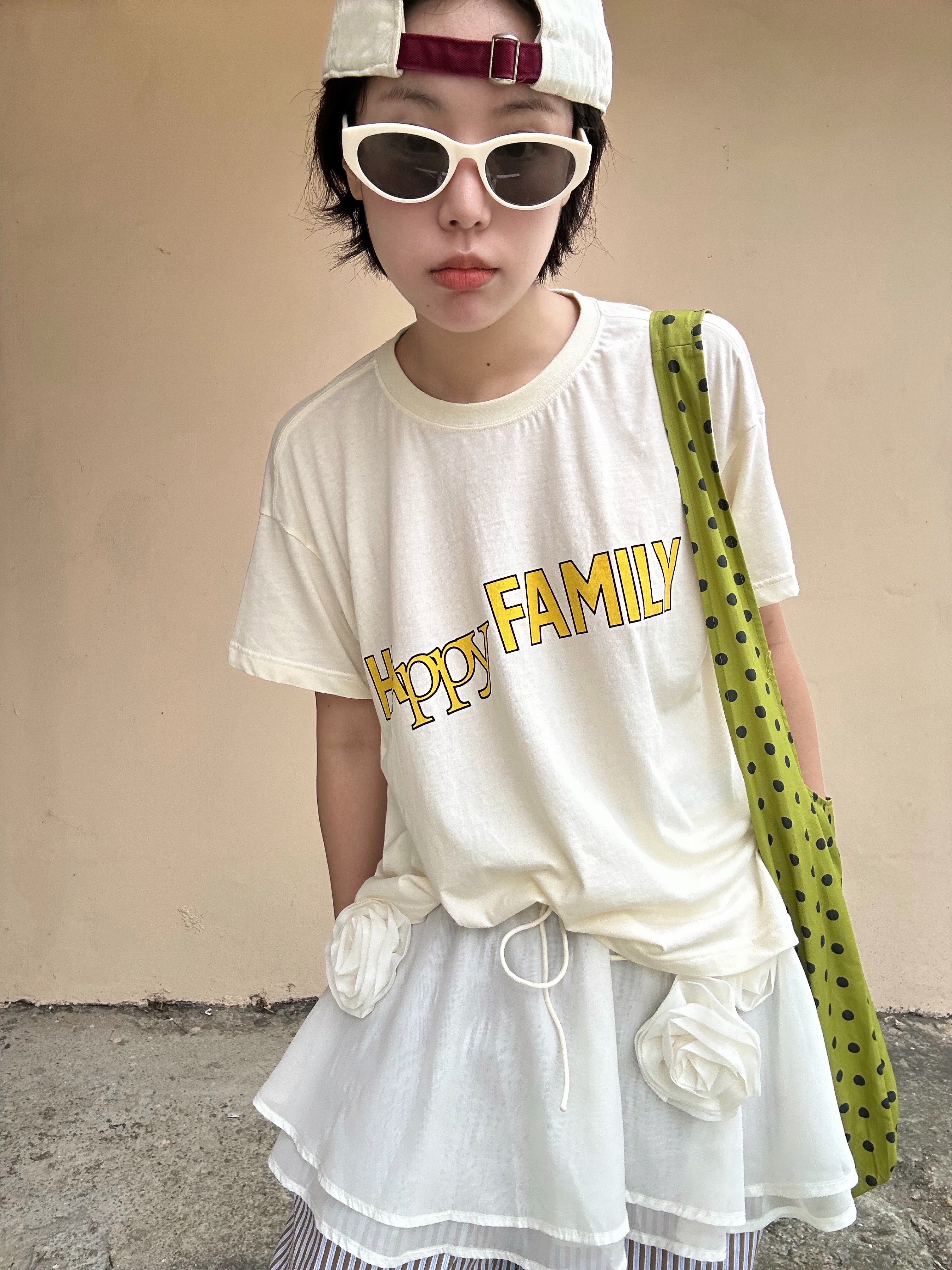 UNIVERSE GARMENT Happy Family Crop T-Shirt Ivory 착용 스타일 - 1
