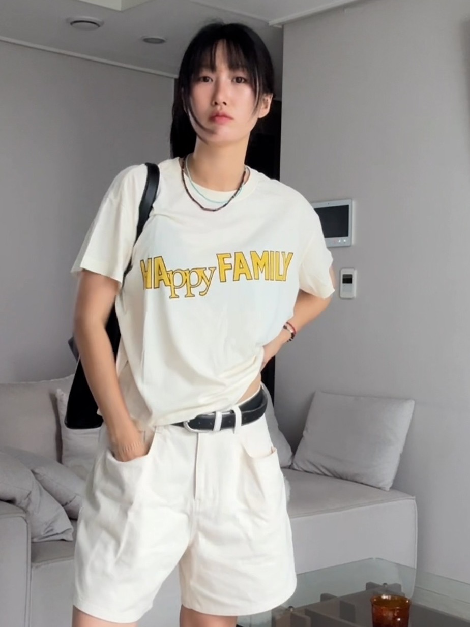 UNIVERSE GARMENT Happy Family Crop T-Shirt Ivory 착용 스타일 - 1