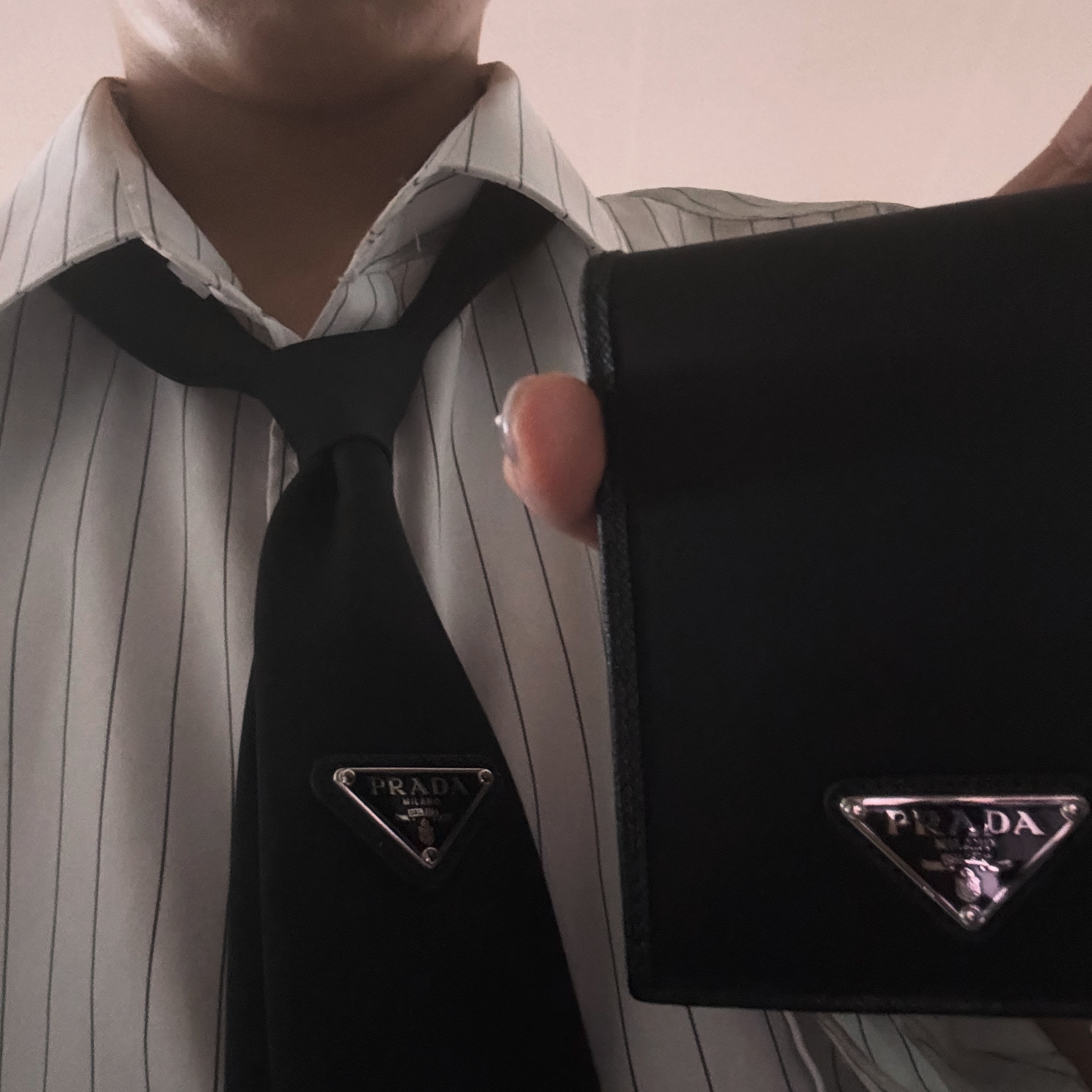 Prada Re-Nylon Wallet Black, Prada Re-Nylon Gabardine Tie Black 착용 스타일 - 3