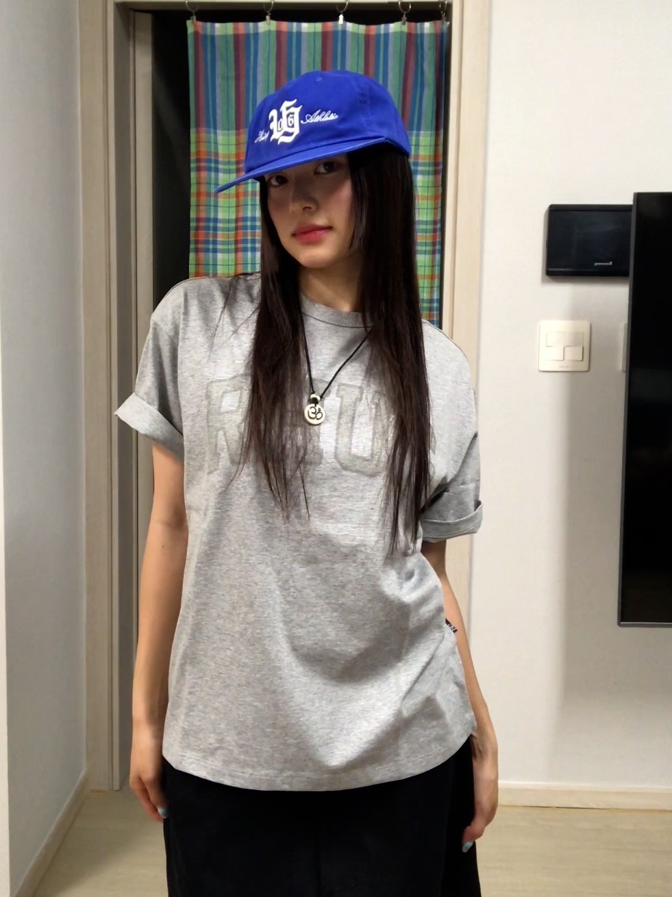 UNIVERSE GARMENT Neutro Prep RHUG T-Shirt Melange Grey, UNIVERSE GARMENT VTG Typo 5 Panel Washing Cap Blue 착용 스타일 - 2