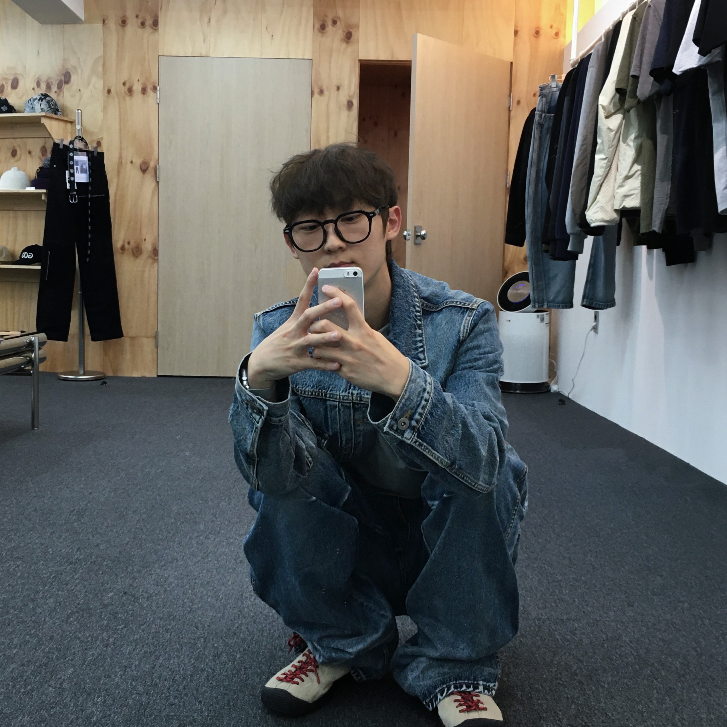 Keen Jasper Suede Sneakers Silver Mink 착용 스타일 - 1