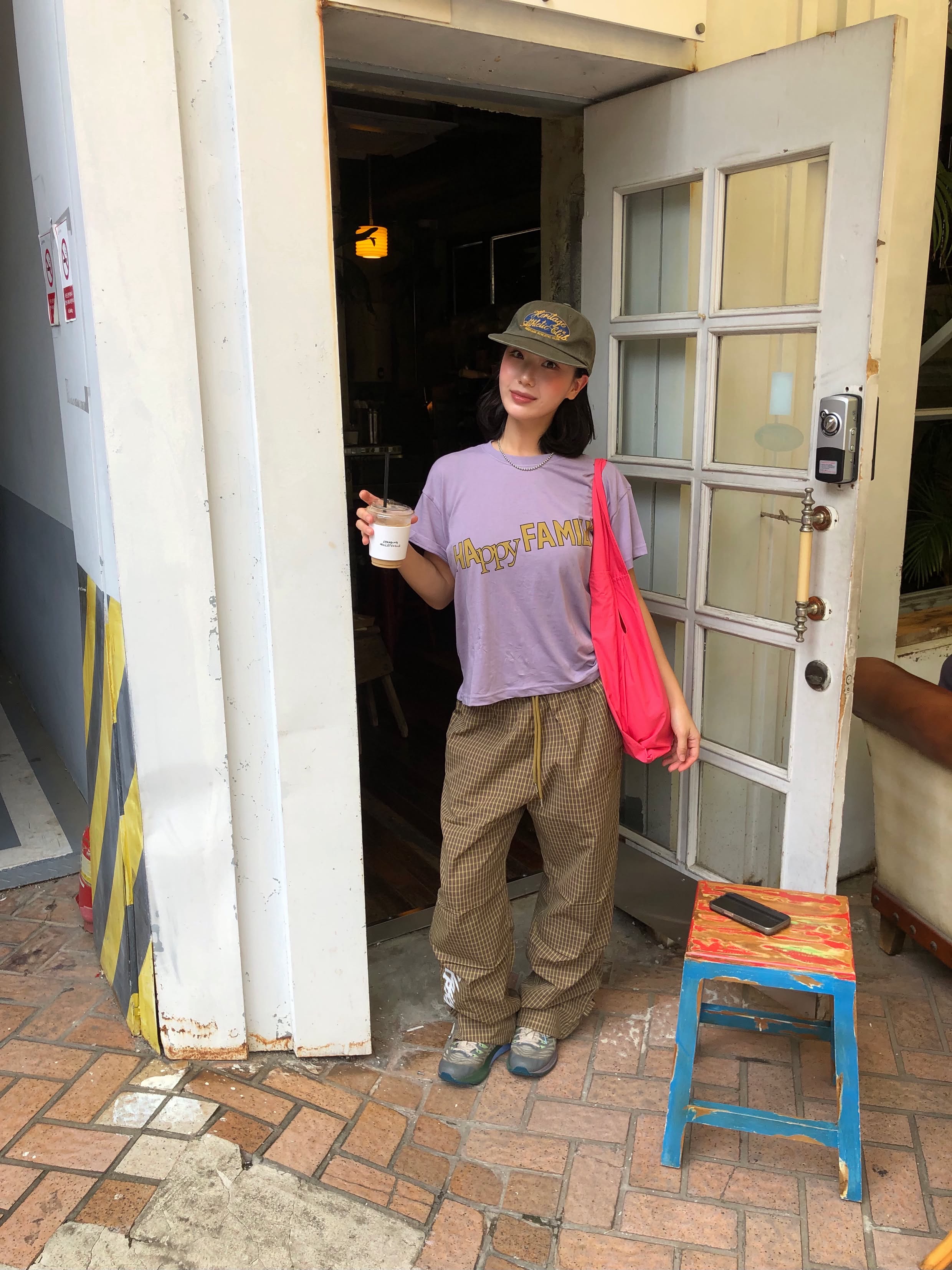 UNIVERSE GARMENT Happy Family Crop T-Shirt Purple, UNIVERSE GARMENT Check Parachute Pants Brown 착용 스타일 - 3