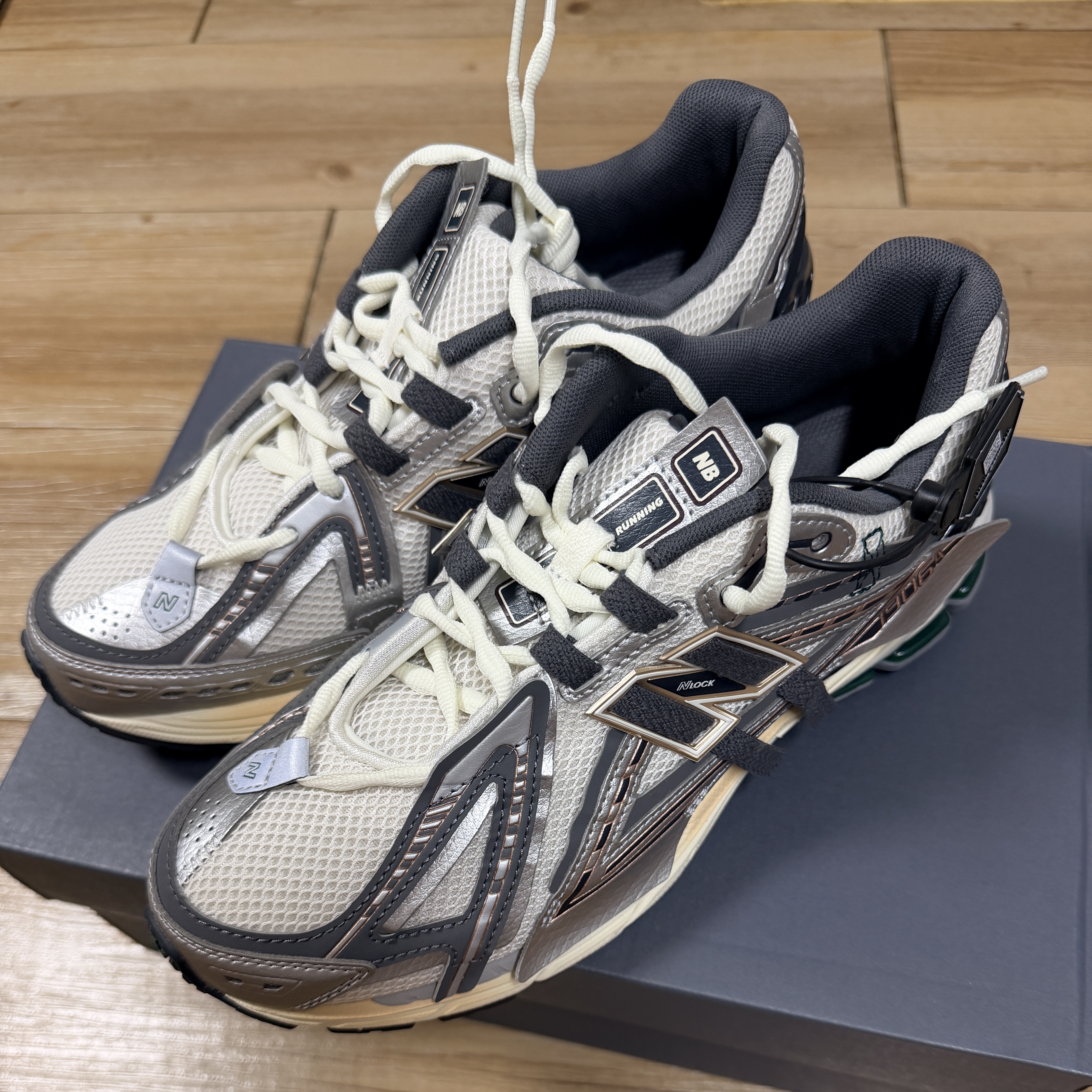 New Balance 1906A Silver Metallic Castlerock 착용 스타일 - 1