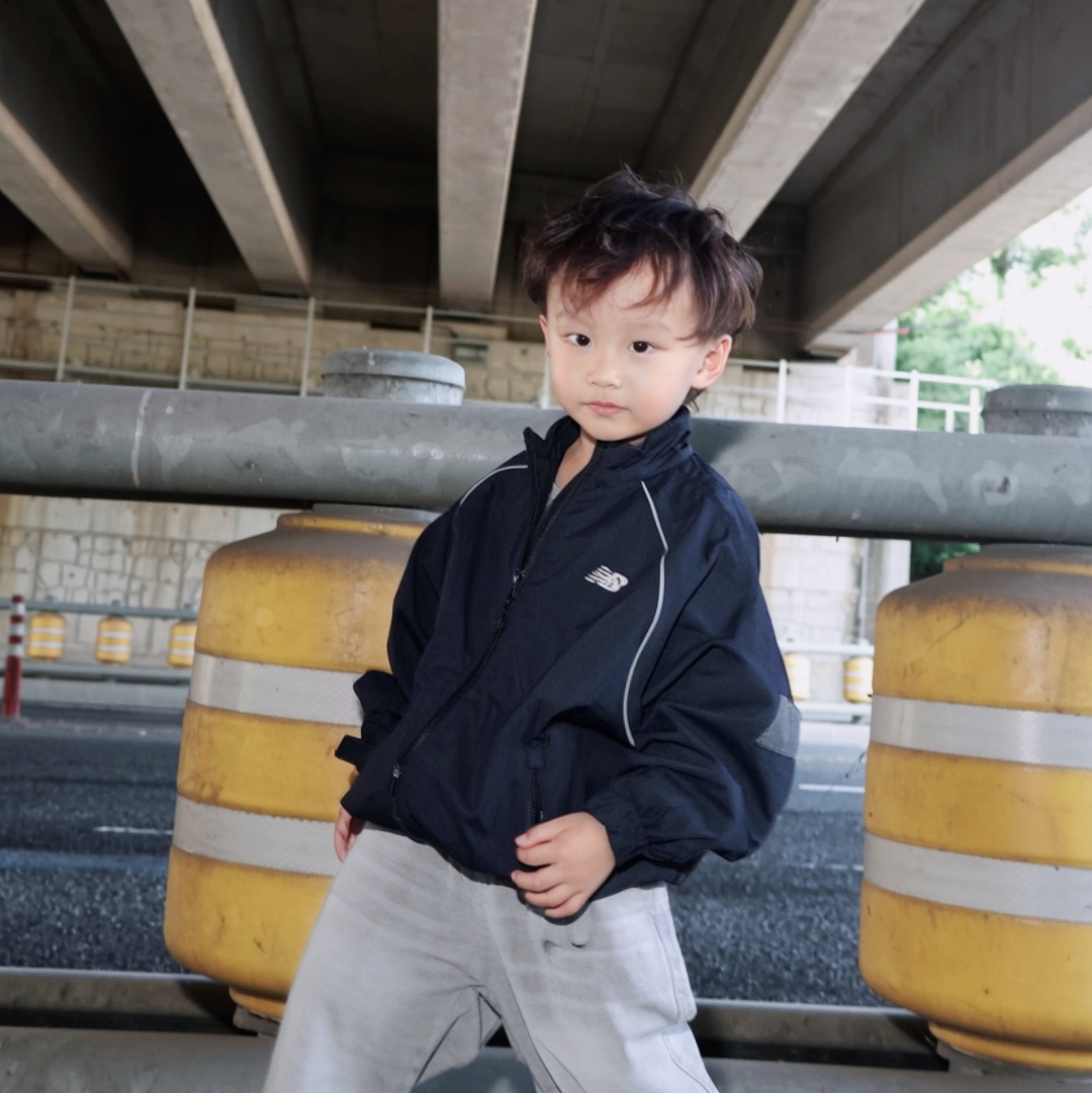 (Kids) New Balance Air Glossy Windbreaker Purple 착용 스타일 - 10