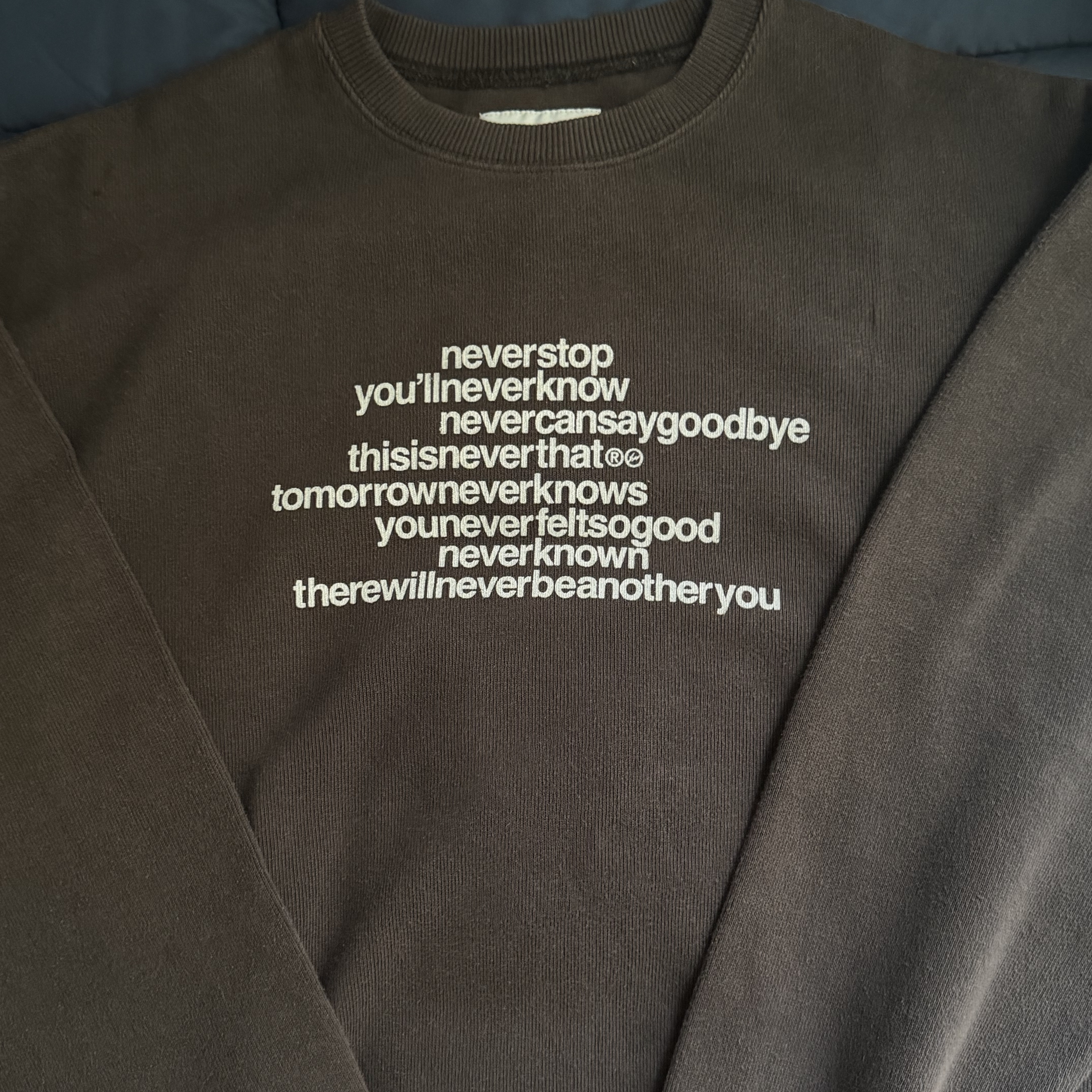 thisisneverthat x Fragment Design Crewneck Off Black 착용 스타일 - 1