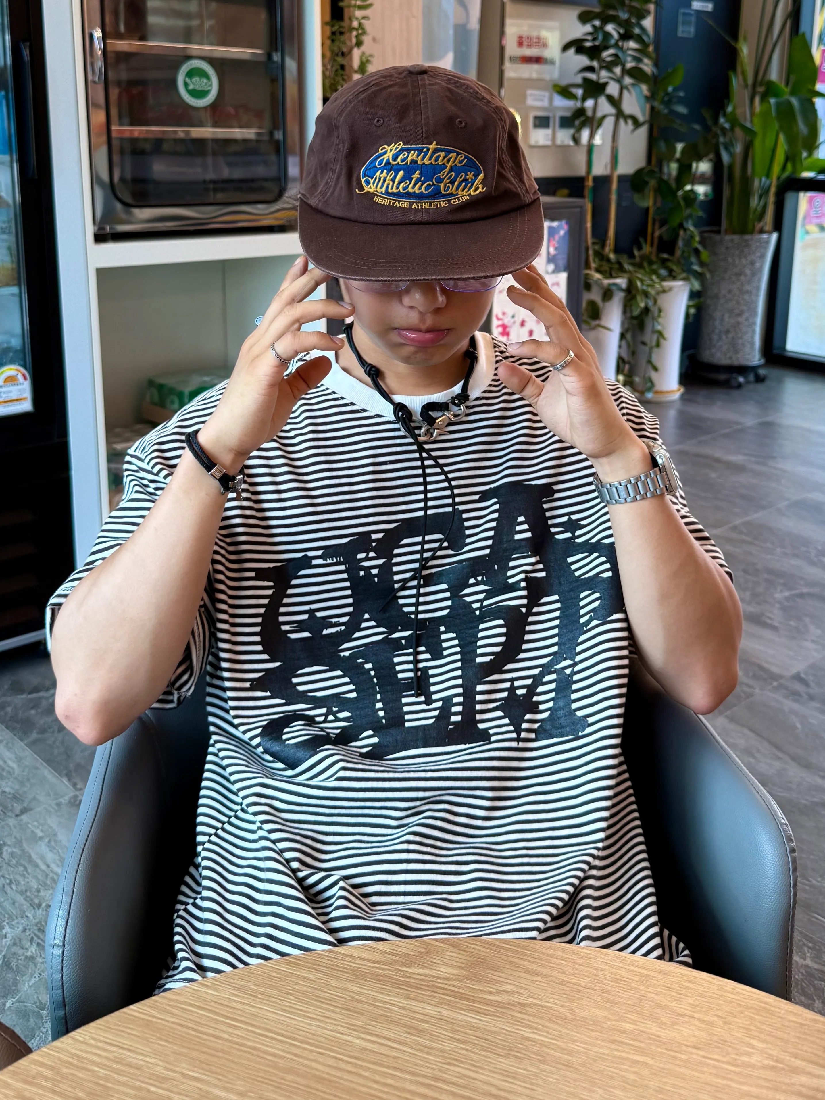 UNIVERSE GARMENT Stripe Graffiti T-Shirt Charcoal 착용 스타일 - 3