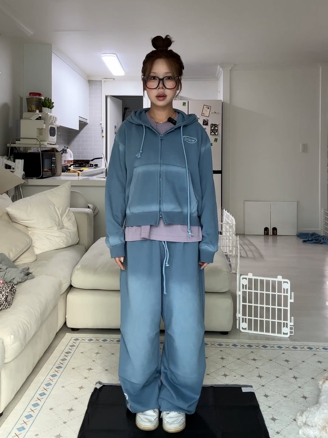 UNIVERSE GARMENT Spray Hood Zip-Up Blue, UNIVERSE GARMENT Spray Wide Sweat Pants Blue 착용 스타일 - 1