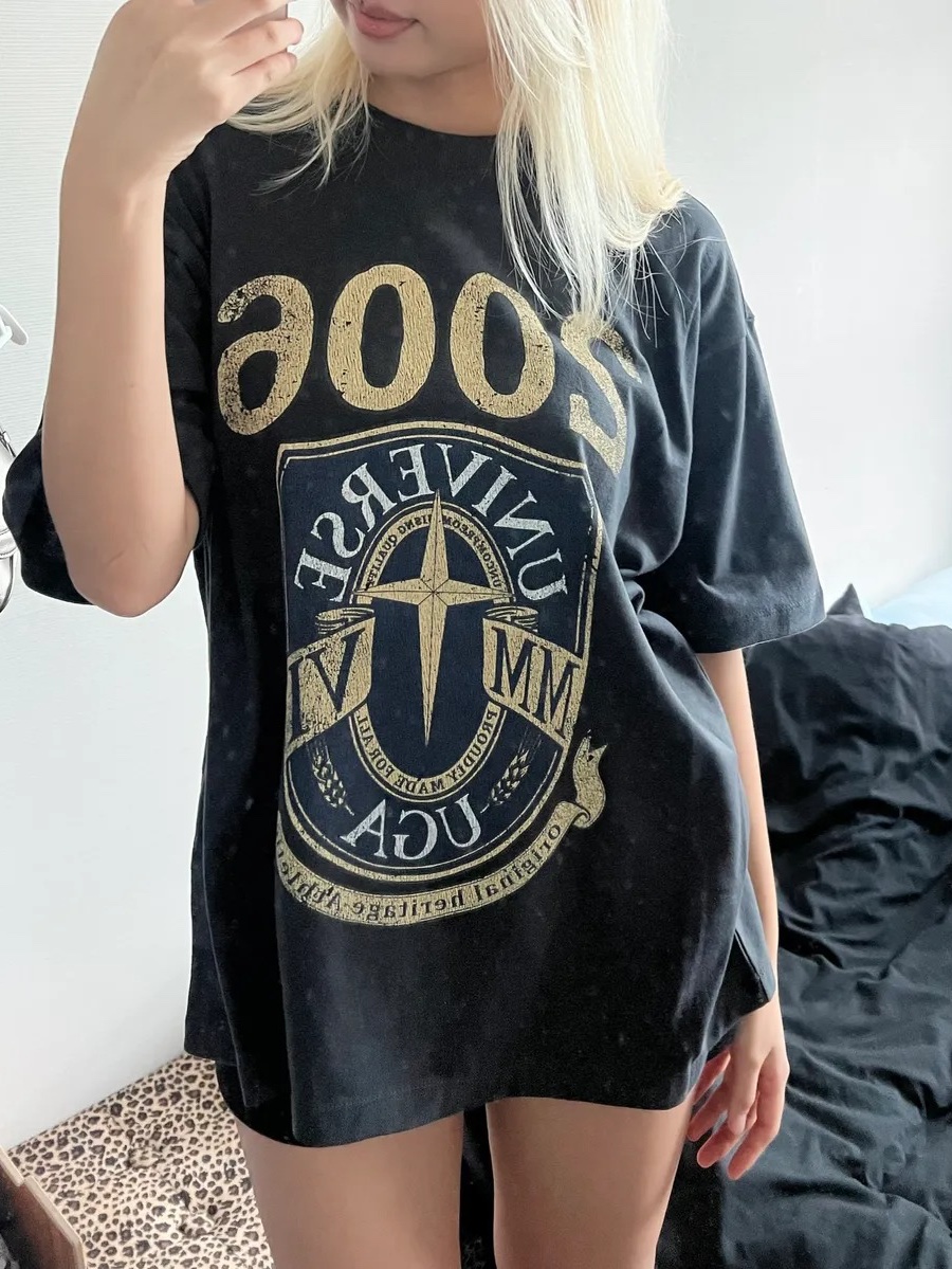UNIVERSE GARMENT HTG Emblem T-Shirt Charcoal 착용 스타일 - 1
