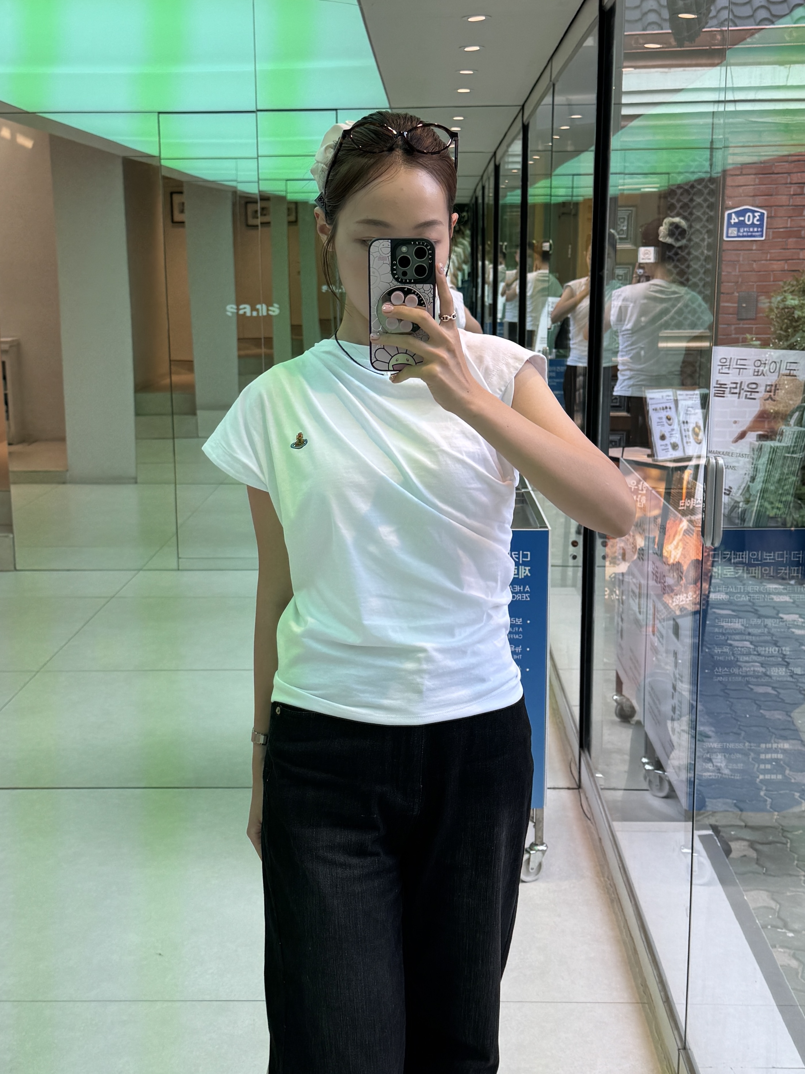 [25% 쿠폰] (W) Vivienne Westwood Hebo Top White, (W) Vivienne Westwood Hebo Top White 착용 스타일