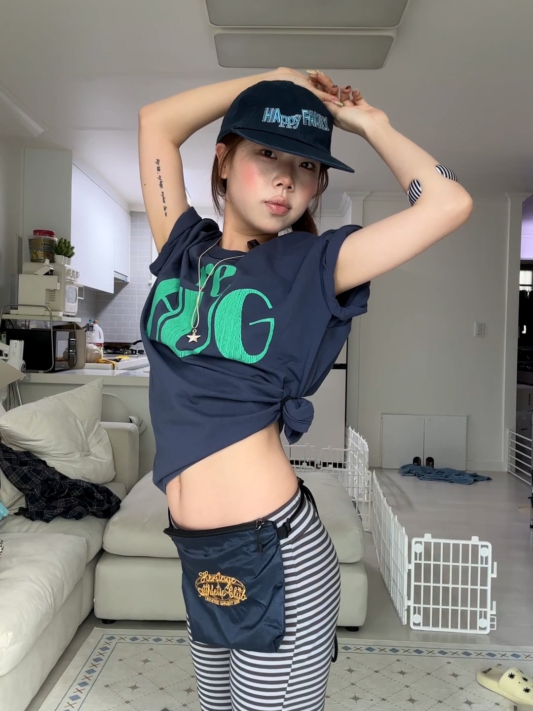 UNIVERSE GARMENT RE HUG Crack T-Shirt Navy, UNIVERSE GARMENT Happy Family Washing Cap Navy 착용 스타일 - 1