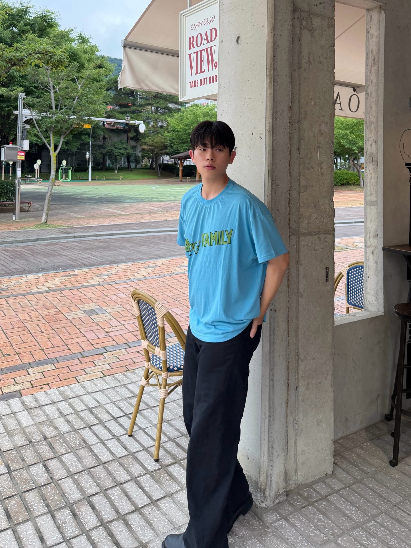 UNIVERSE GARMENT Happy Family Crop T-Shirt Blue 착용 스타일 - 1