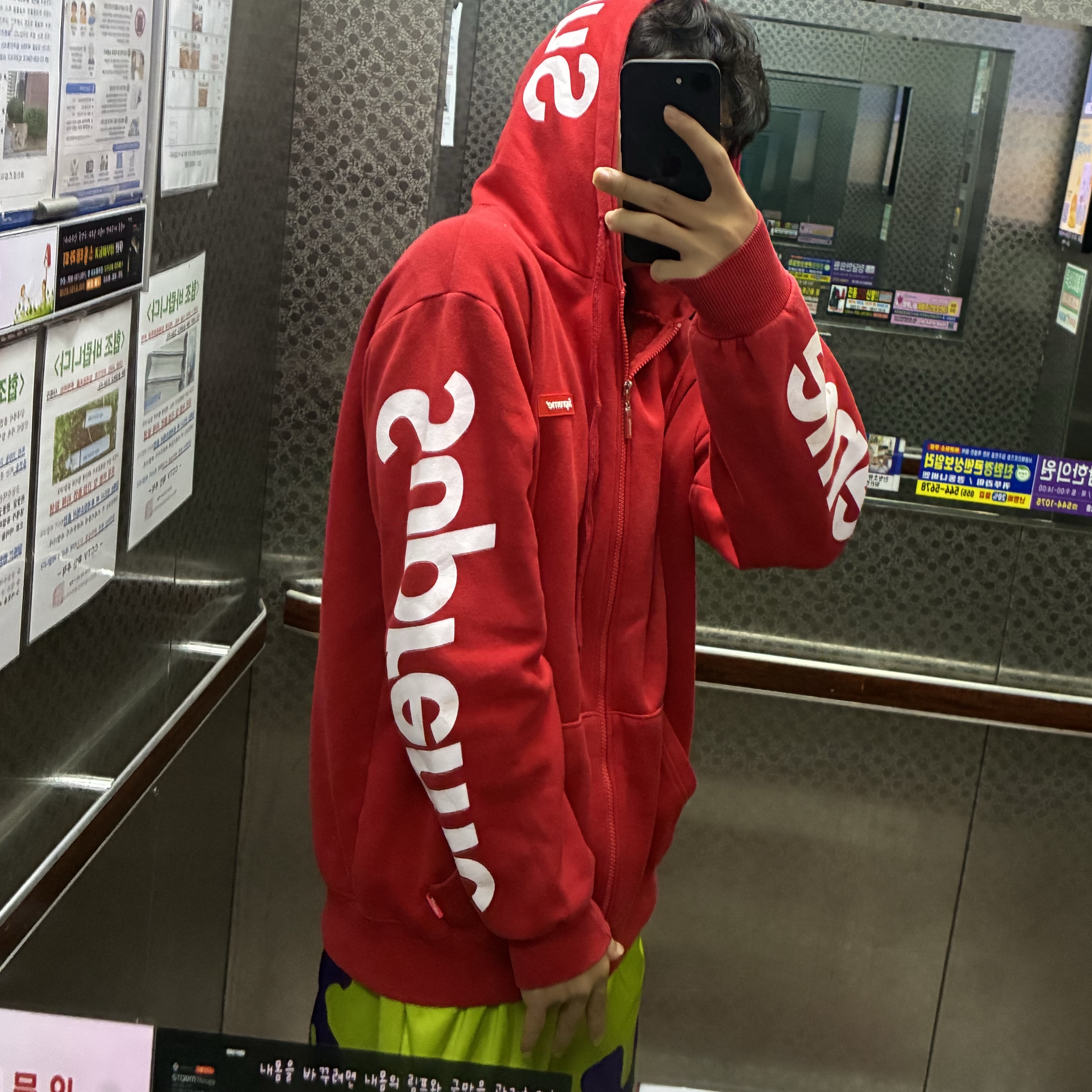 Supreme Satin Applique Hooded Sweatshirt Dark Red - 25FW, Arc'teryx Kragg SL Cotton SS T-Shirt Black 착용 스타일 - 2