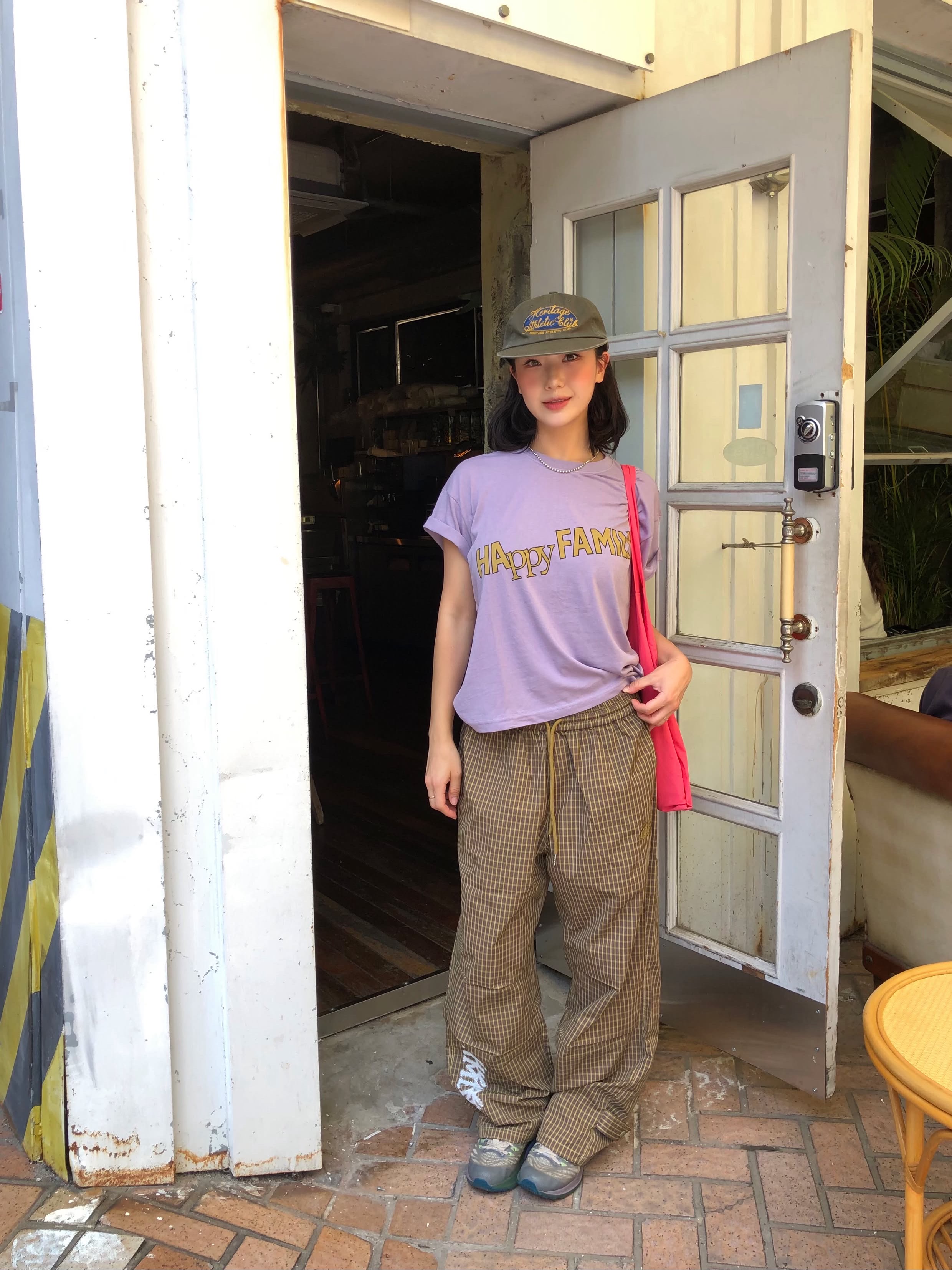 UNIVERSE GARMENT Happy Family Crop T-Shirt Purple, UNIVERSE GARMENT Check Parachute Pants Brown 착용 스타일 - 5