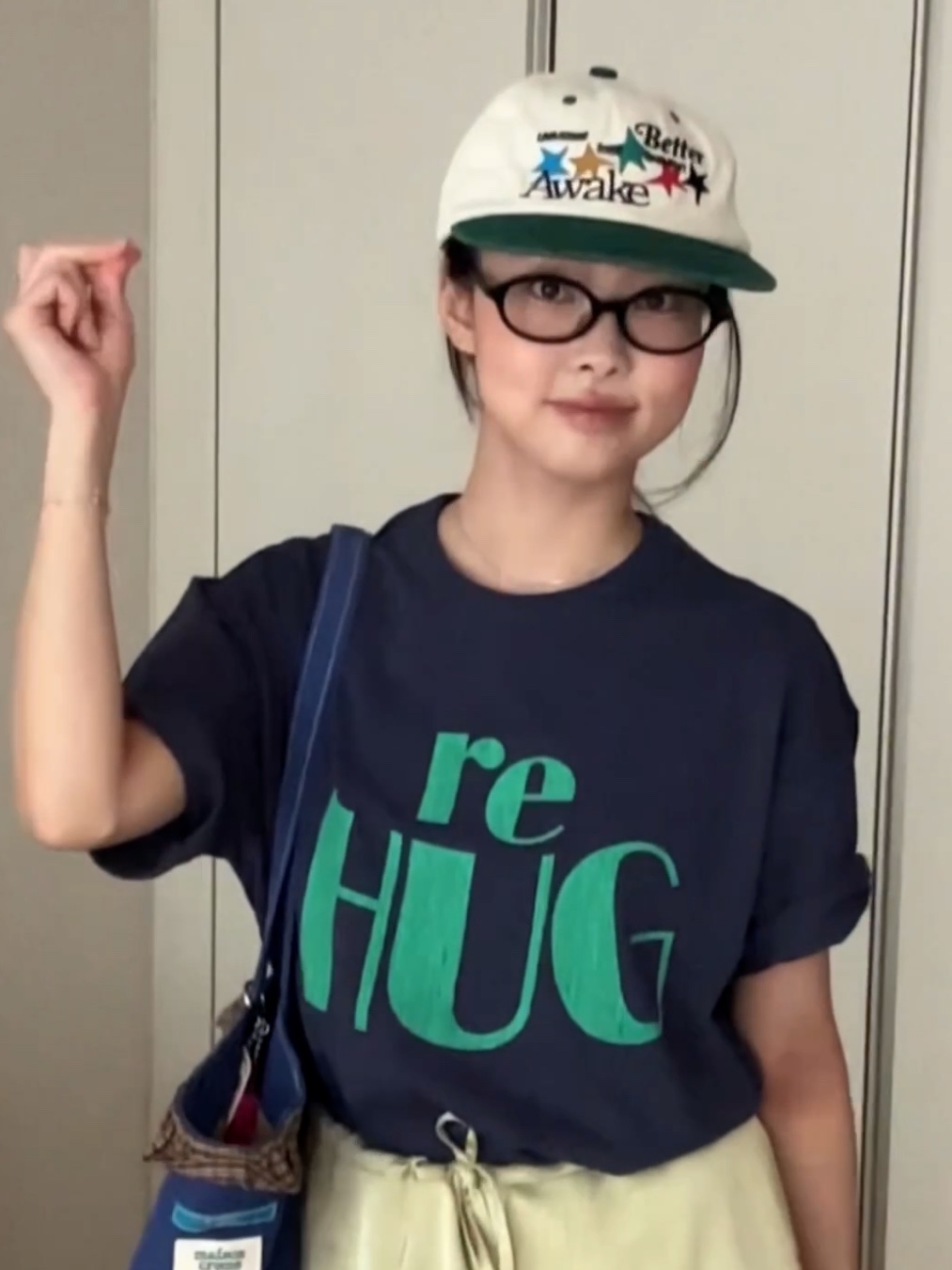 UNIVERSE GARMENT RE HUG Crack T-Shirt Navy, UNIVERSE GARMENT Multi Star Two Tone Washing Cap Green 착용 스타일 - 1