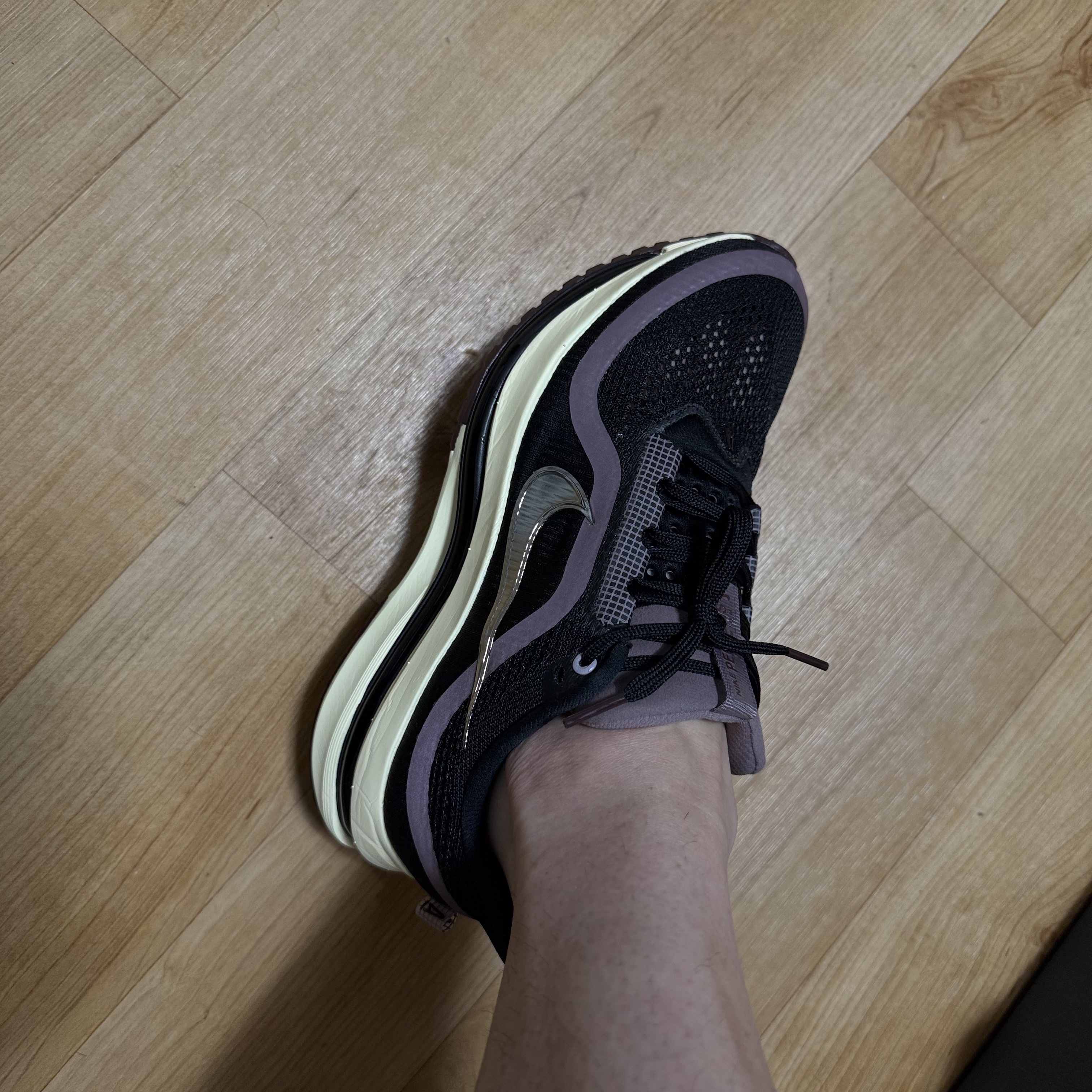 Nike x A Ma Maniere Pegasus Premium Black and Burgundy Crush 착용 스타일 - 2