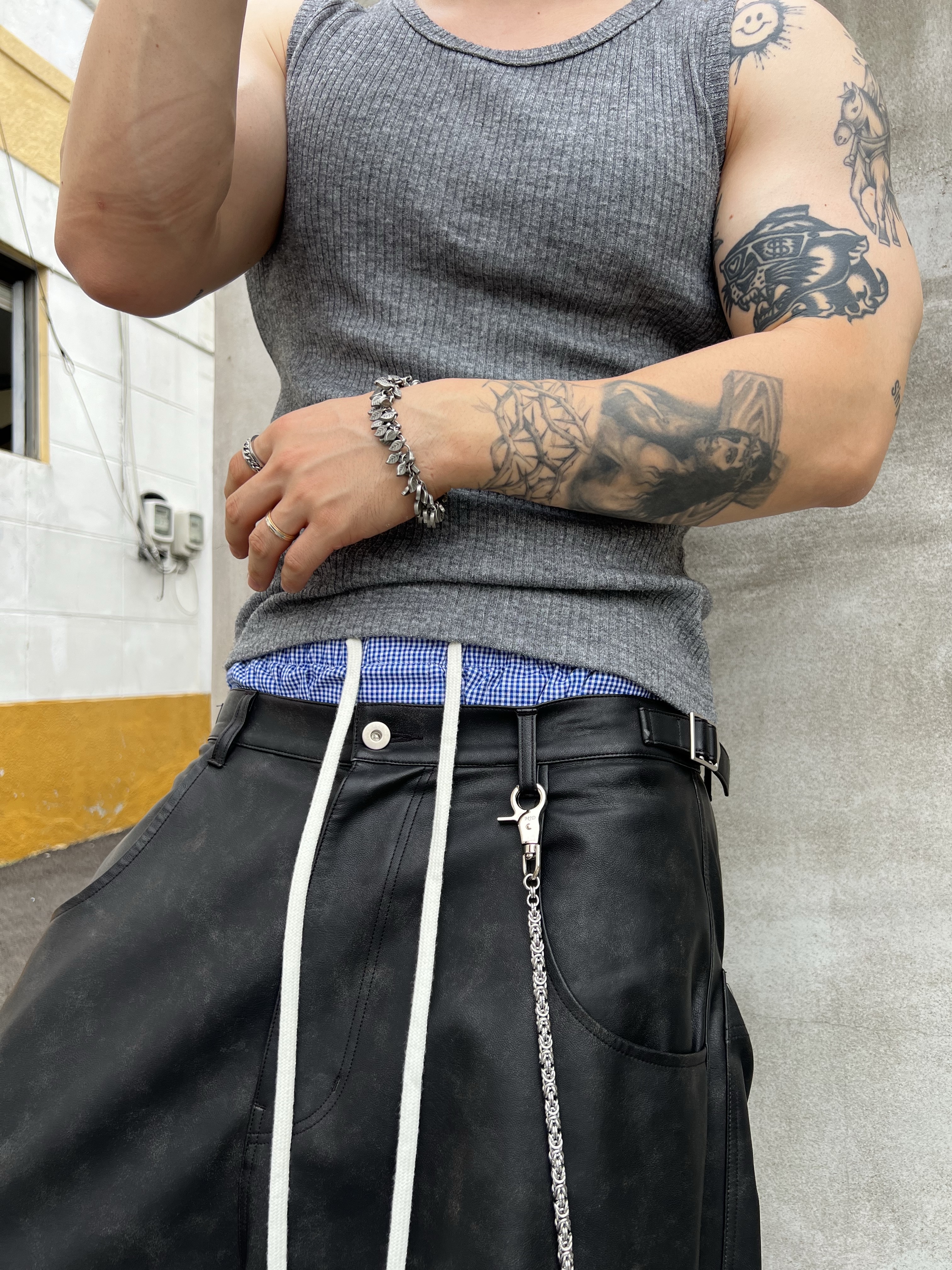 MJD x Koin Seoul 3D Knee Eco Leather Pants Black, Hono Report Leaf Bracelet 착용 스타일 - 2