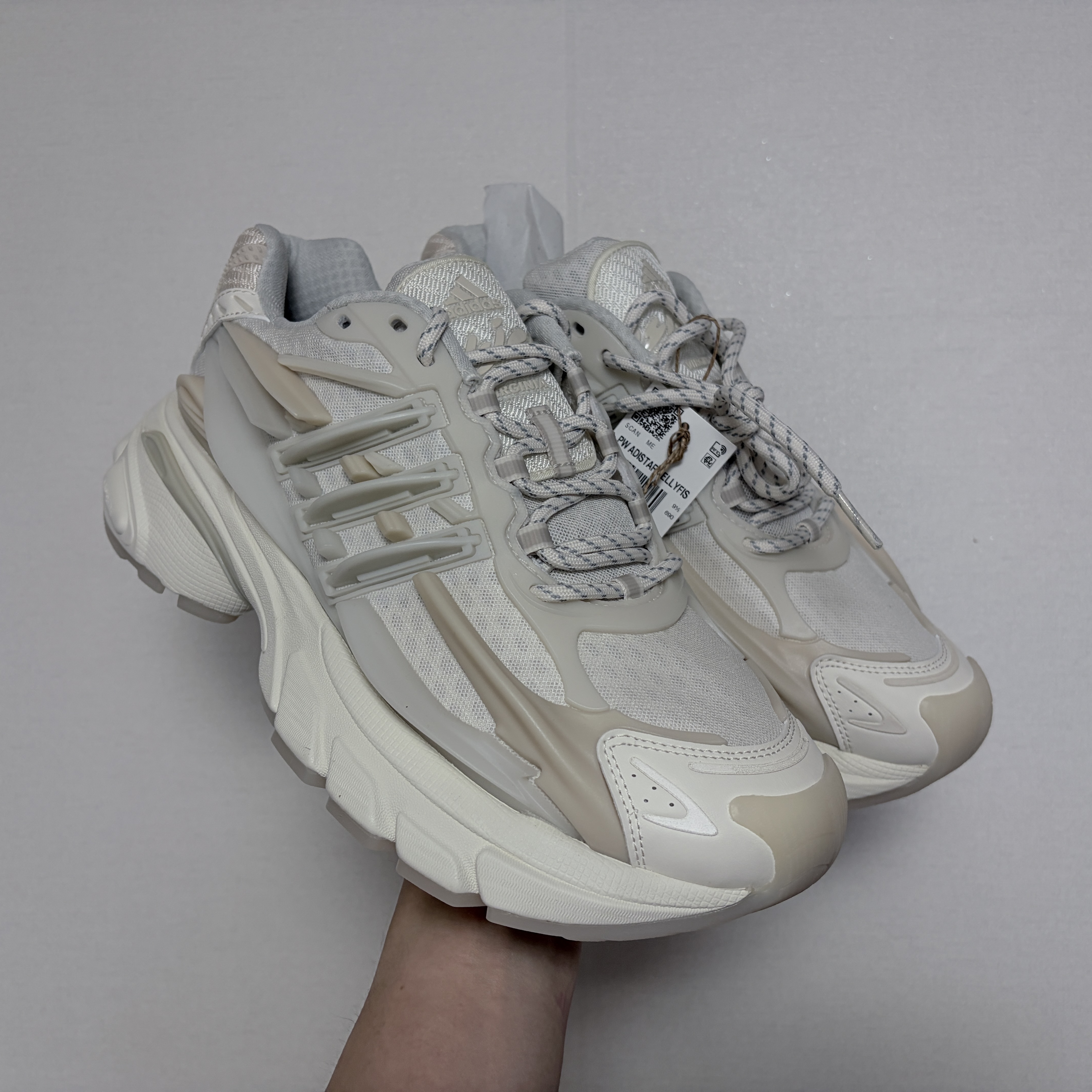 Adidas x Pharrell Williams Virginia Adistar Jellyfish Core White Off White 착용 스타일 - 2