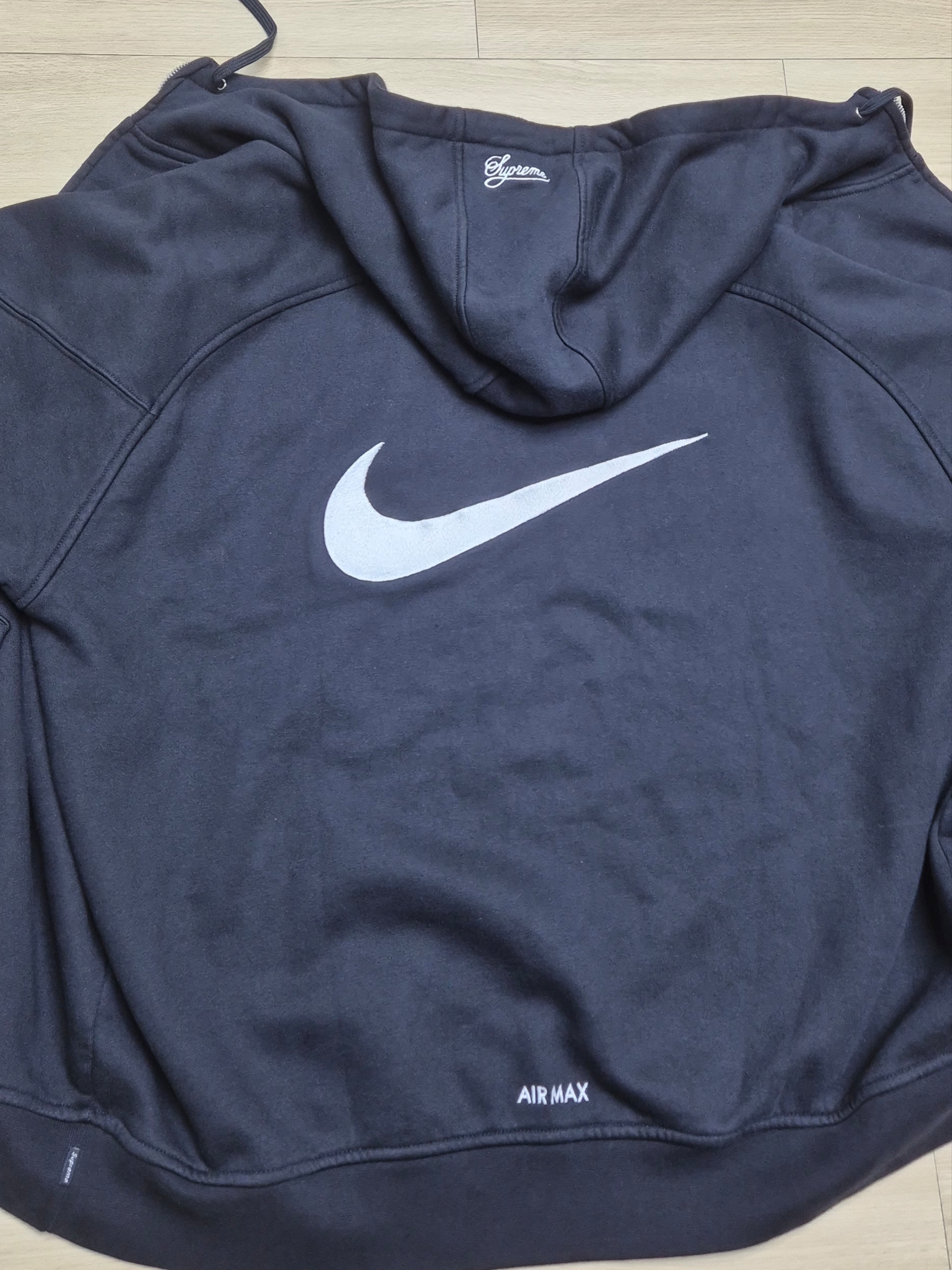 Supreme x Nike Zip Up Hooded Sweatshirt Black - 25SS, Supreme x Emilio Pucci Box Logo T-Shirt Black Black - 21SS 착용 스타일 - 2