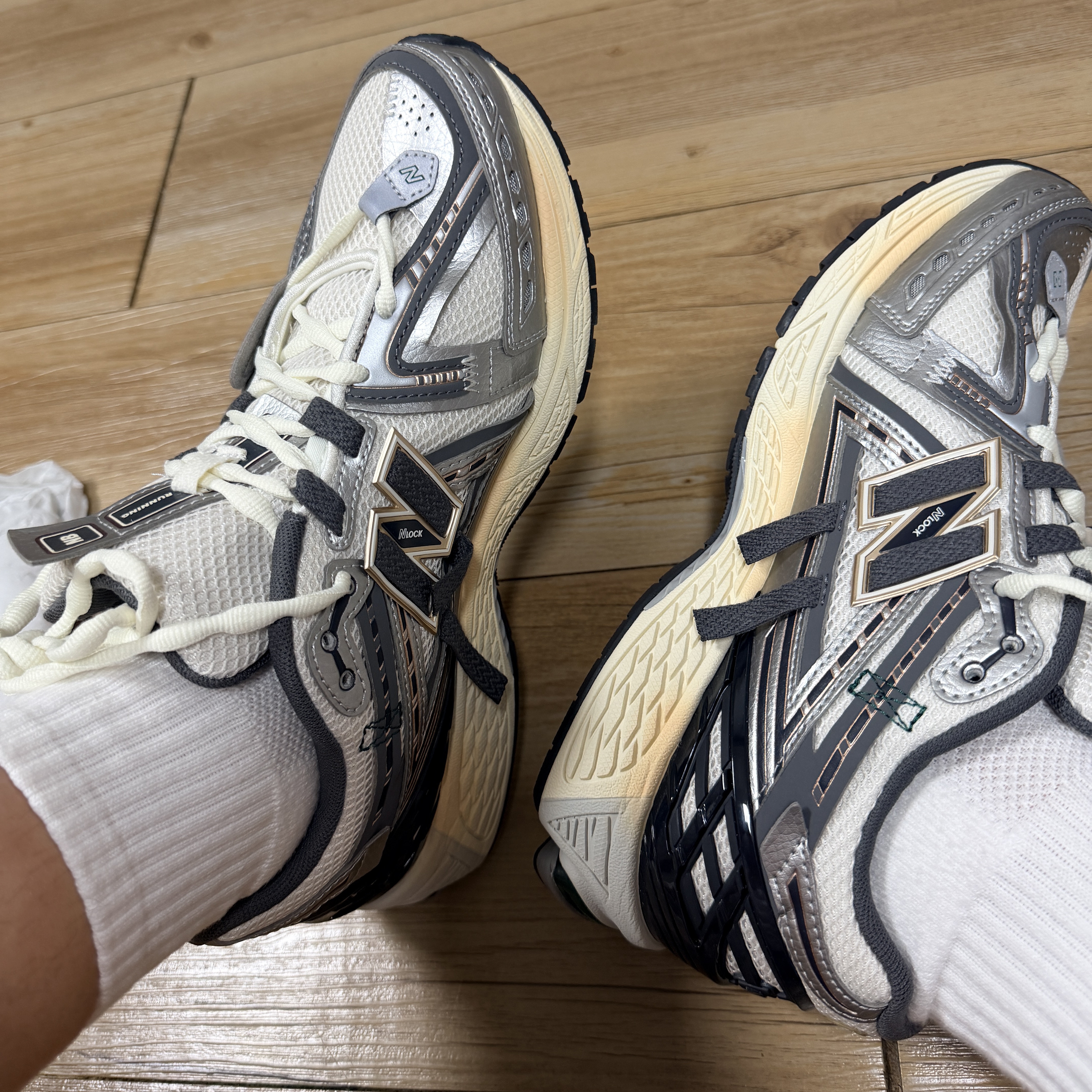 New Balance 1906A Silver Metallic Castlerock 착용 스타일 - 2