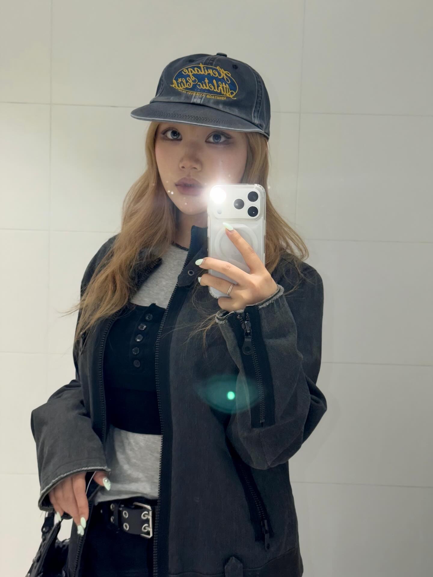 UNIVERSE GARMENT UNIVERSE SIGN LONG BILL WASHING CAP Charcoal Grey 착용 스타일