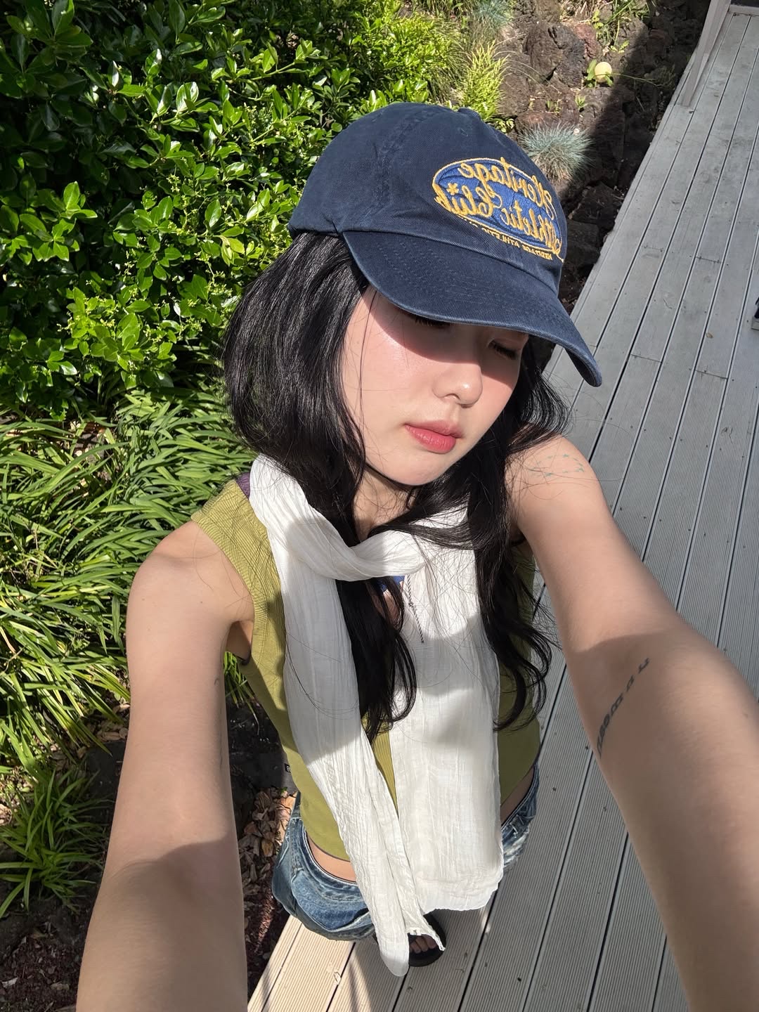 UNIVERSE GARMENT Universe Sign Washing Ball Cap Navy 착용 스타일