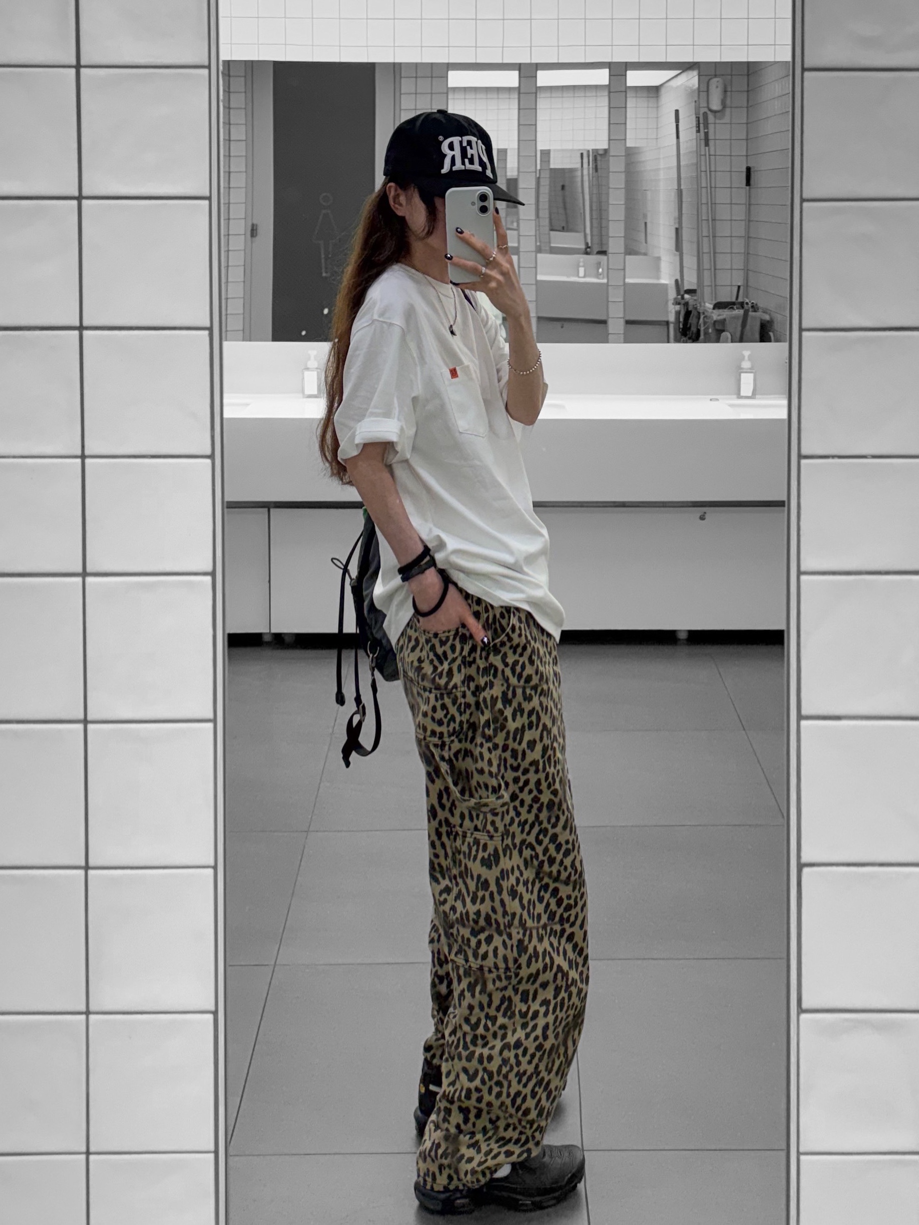QT8 GARMENTS Leopard Carpenter Pants Beige 착용 스타일 - 2