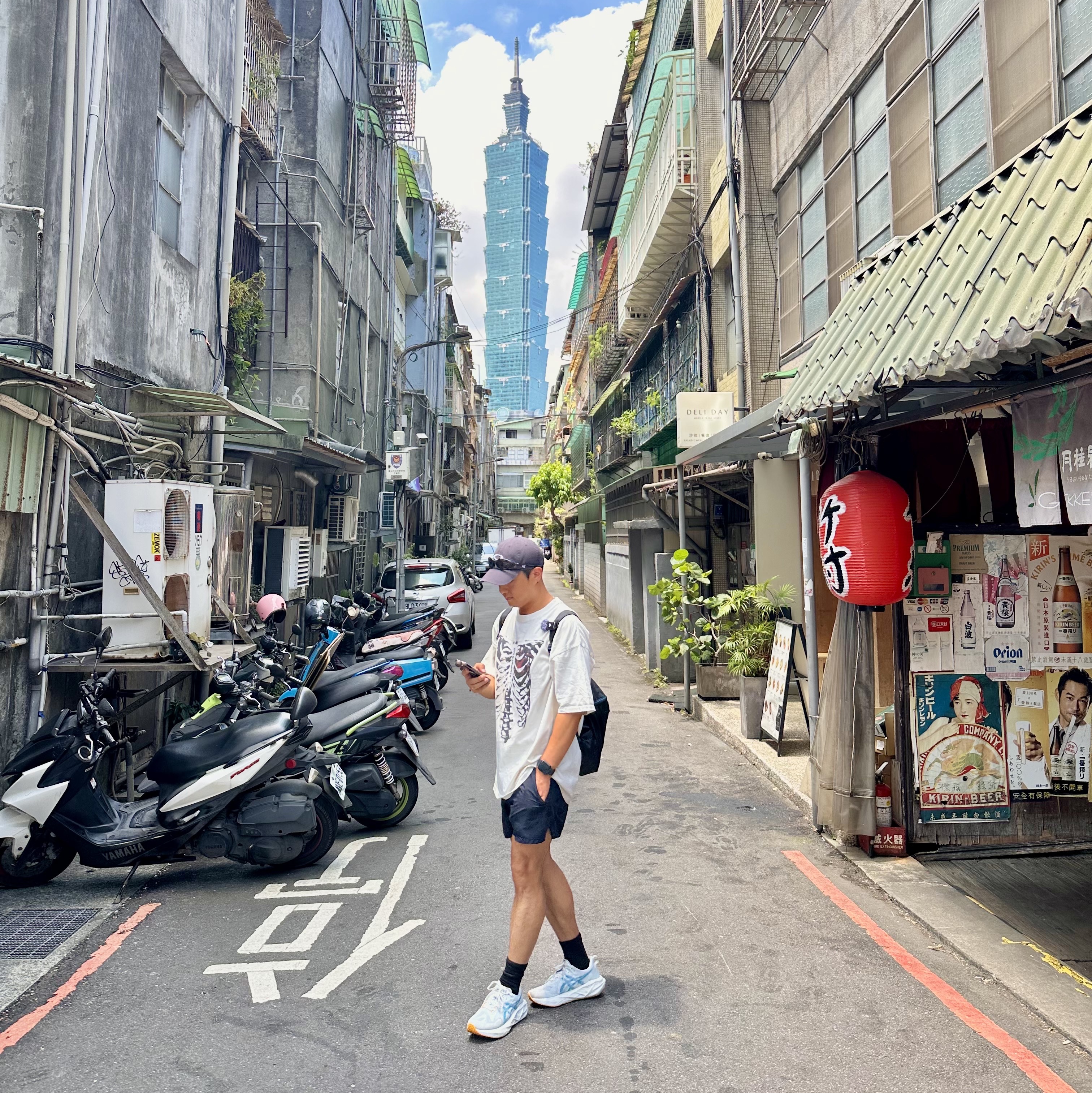 오클리 아이 자켓 리덕스 매트 블랙 프레임 프리즘 그레이 렌즈 하이 브릿지 핏, 아식스 노바블라스트 5 아크틱 블루 에게안 블루 착용 스타일 - 1