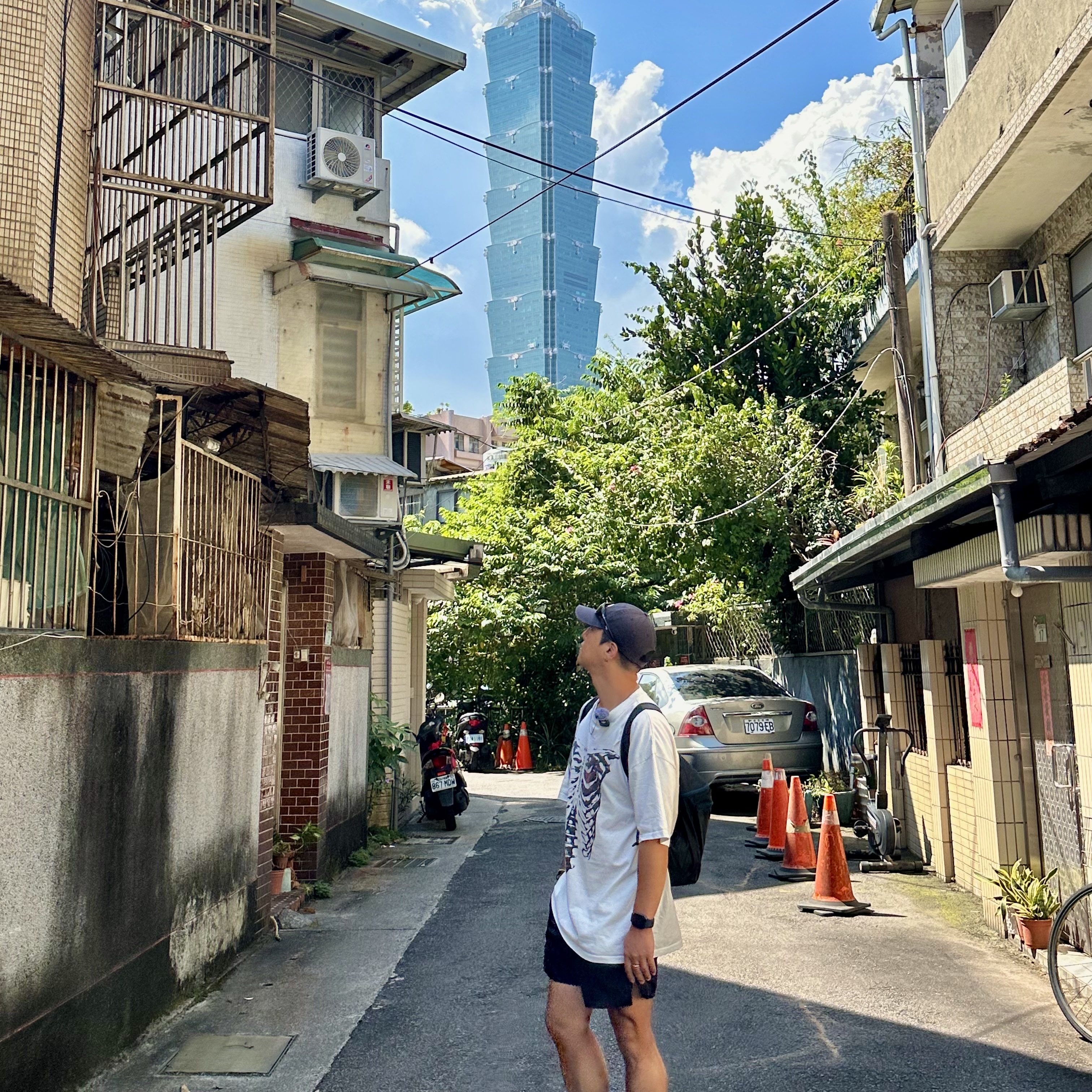 오클리 아이 자켓 리덕스 매트 블랙 프레임 프리즘 그레이 렌즈 하이 브릿지 핏, 아식스 노바블라스트 5 아크틱 블루 에게안 블루 착용 스타일 - 2