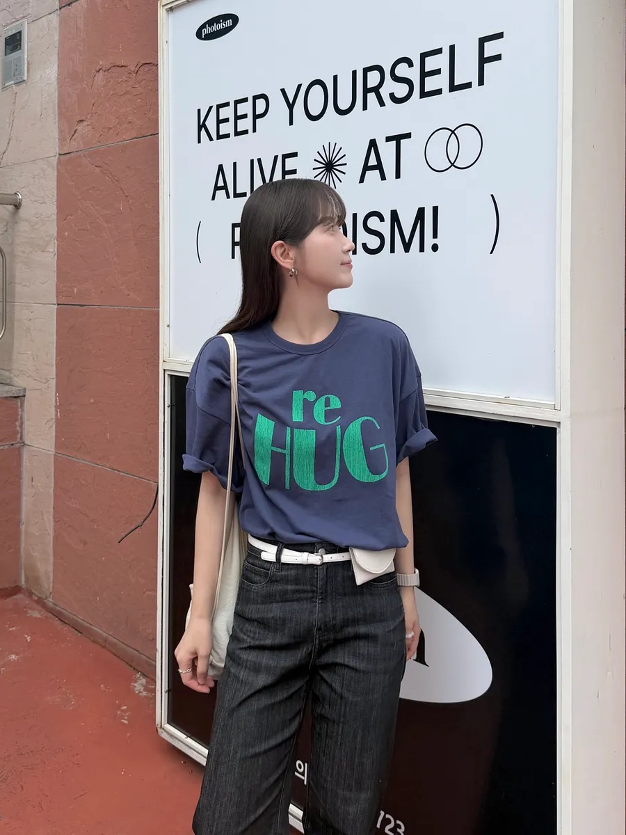 UNIVERSE GARMENT RE HUG Crack T-Shirt Navy 착용 스타일 - 2