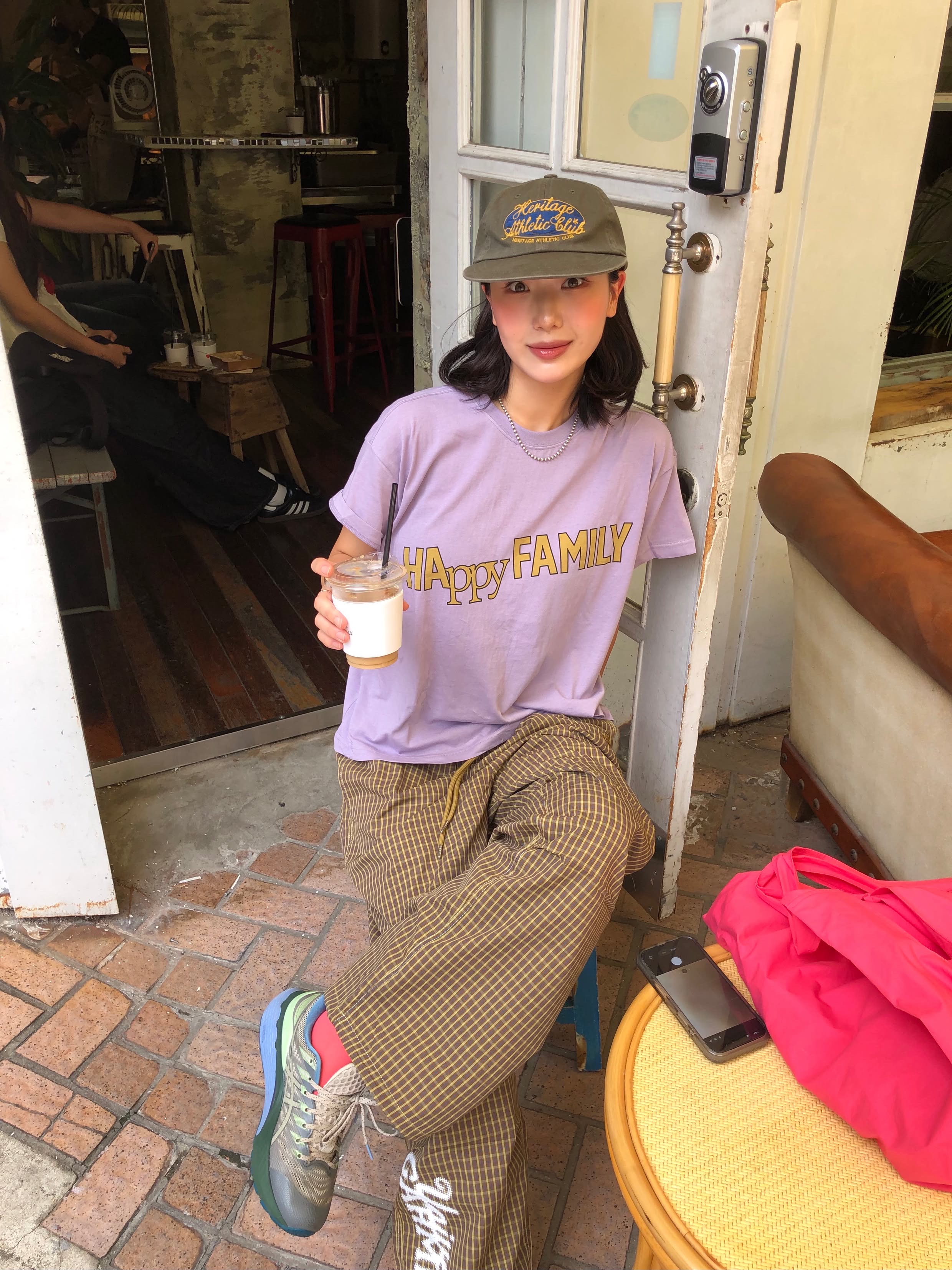 UNIVERSE GARMENT Happy Family Crop T-Shirt Purple, UNIVERSE GARMENT Check Parachute Pants Brown 착용 스타일 - 1
