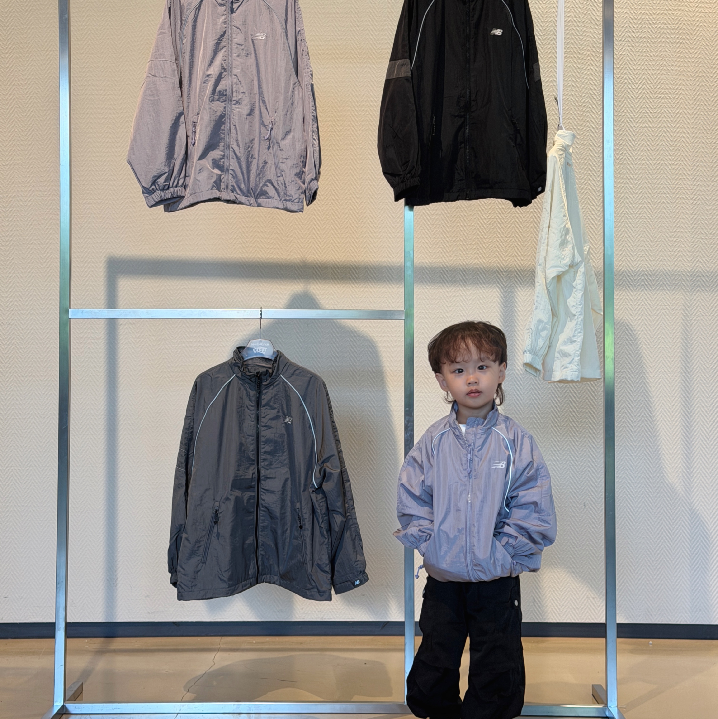 (Kids) New Balance Air Glossy Windbreaker Purple 착용 스타일 - 6