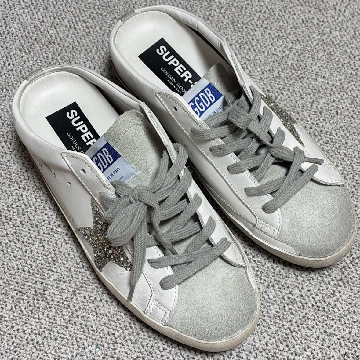 (W) Golden Goose Superstar Sabots Leather Suede Silver Glitter Star White Gray 착용 스타일