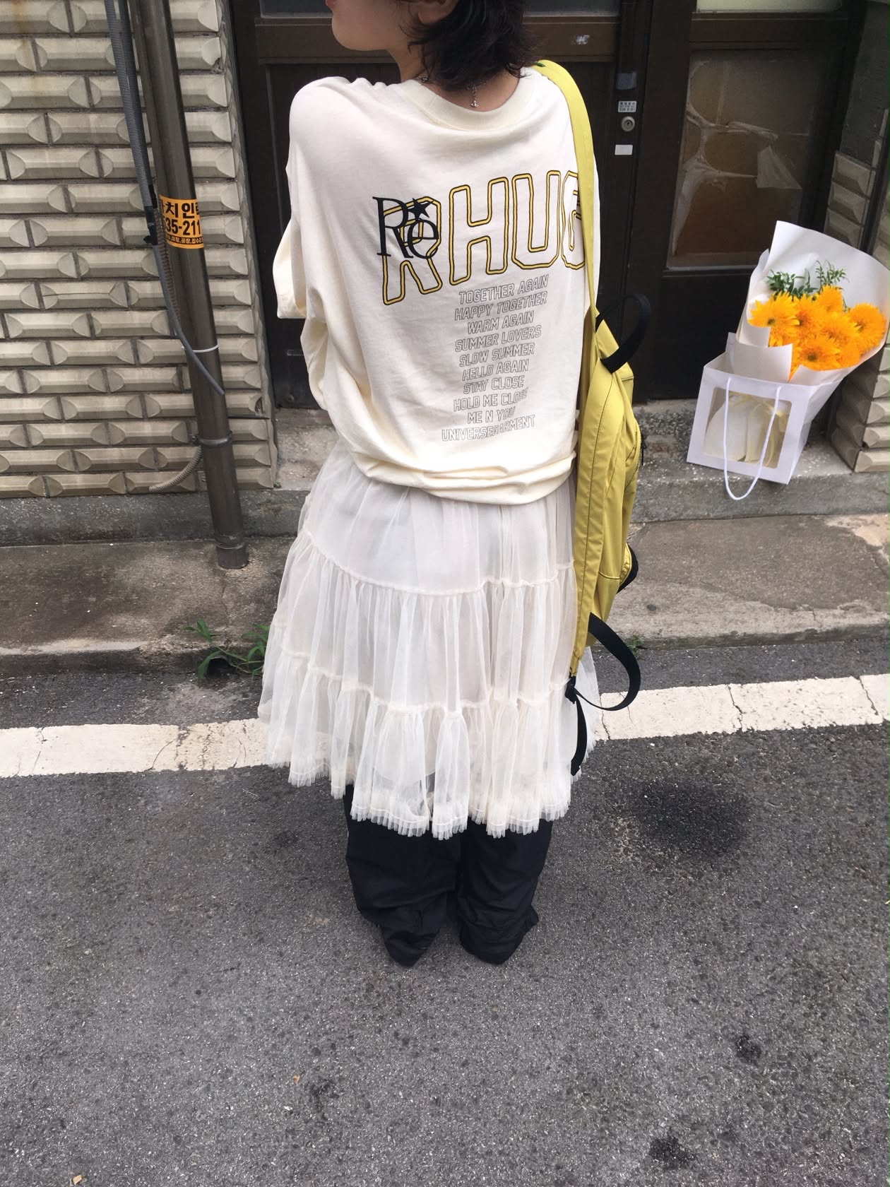 UNIVERSE GARMENT Happy Family Crop T-Shirt Ivory 착용 스타일 - 6