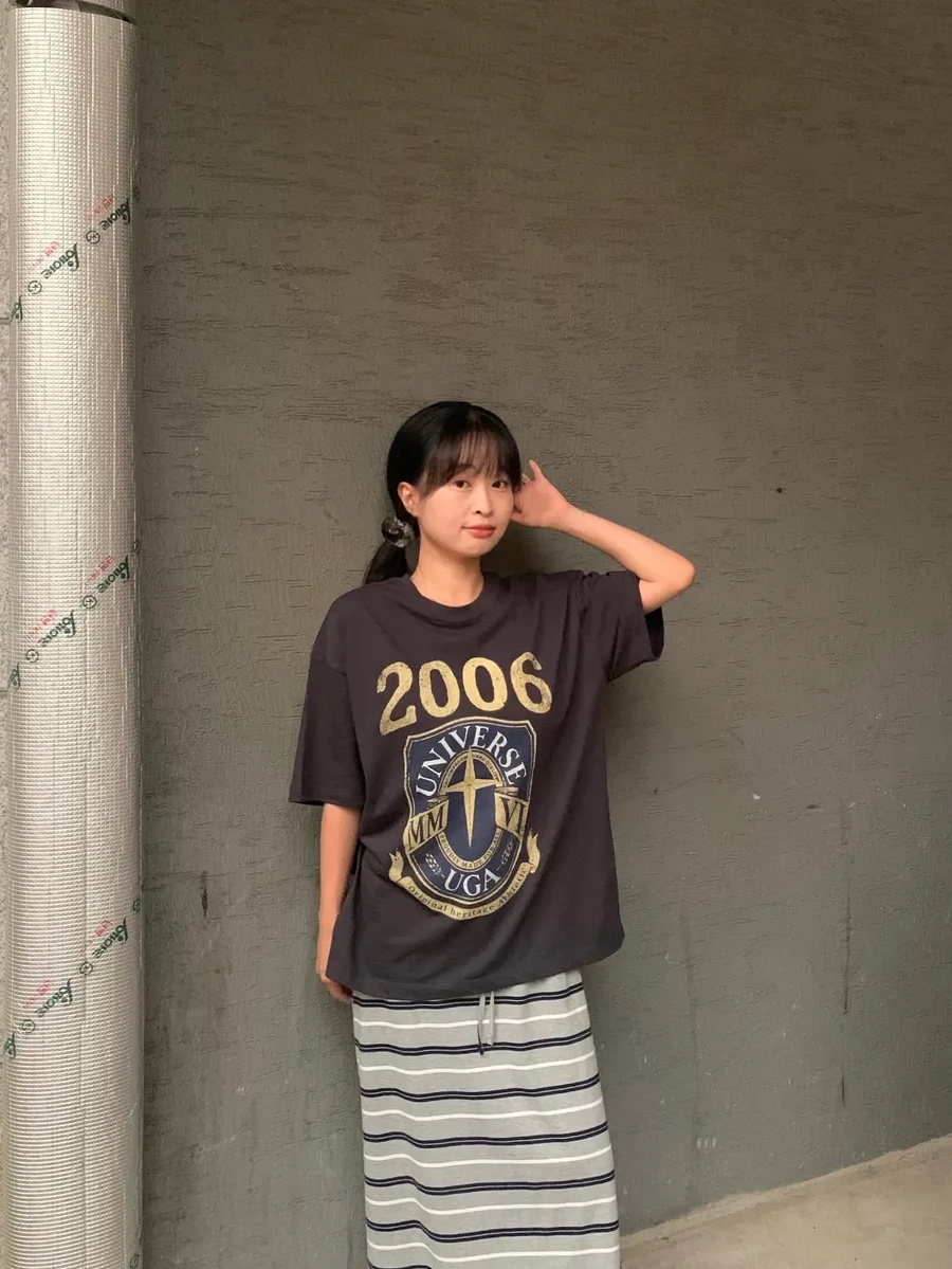 UNIVERSE GARMENT HTG Emblem T-Shirt Charcoal 착용 스타일 - 2