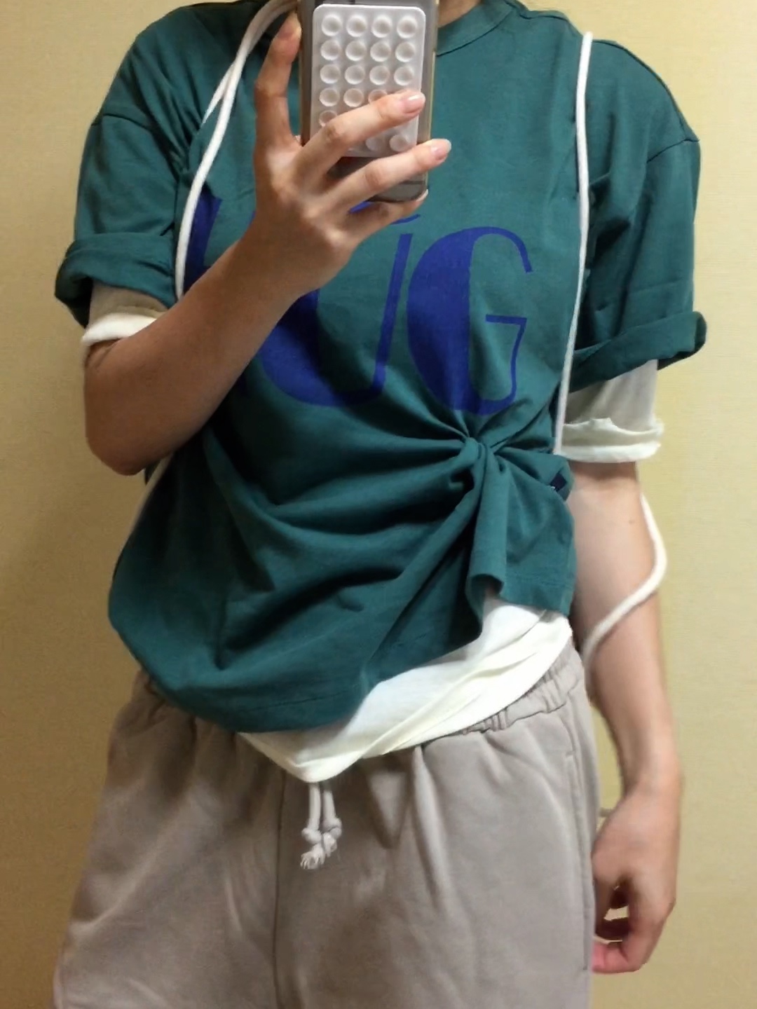 UNIVERSE GARMENT RE HUG Crack T-Shirt Green, UNIVERSE GARMENT Spray Wide Sweat Pants Beige 착용 스타일 - 2