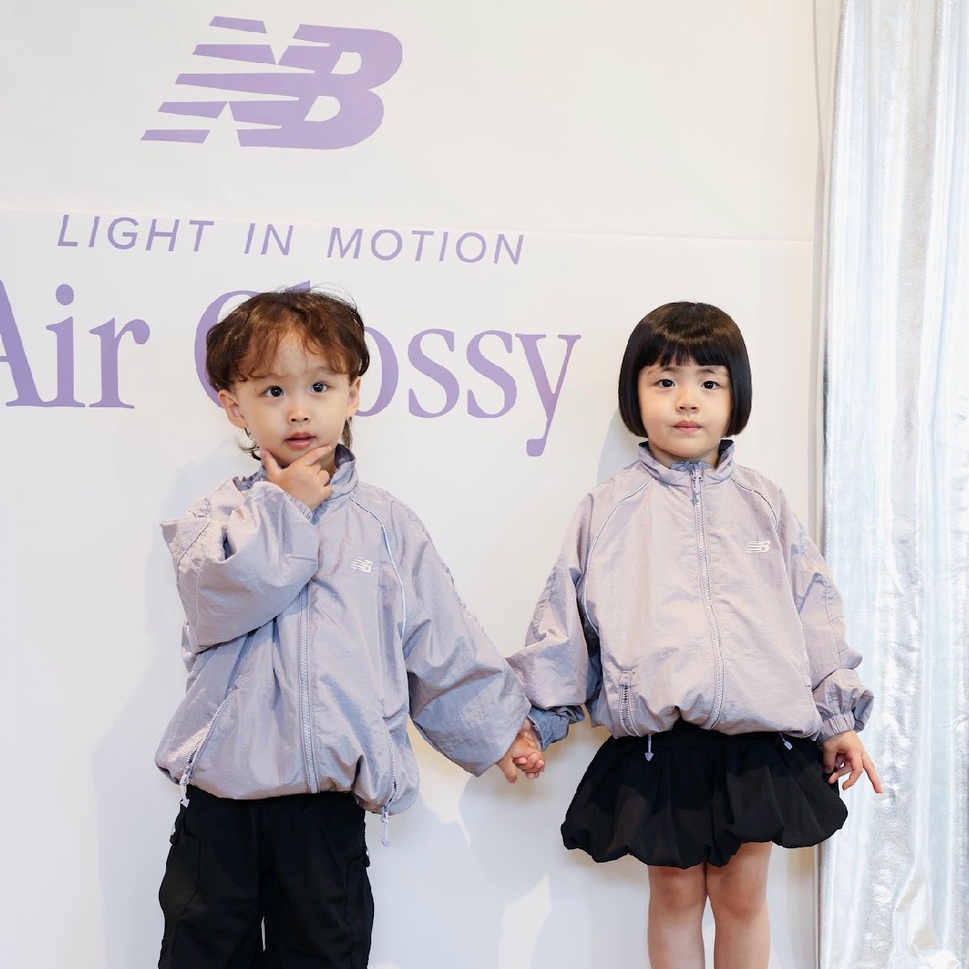 (Kids) New Balance Air Glossy Windbreaker Purple 착용 스타일 - 8