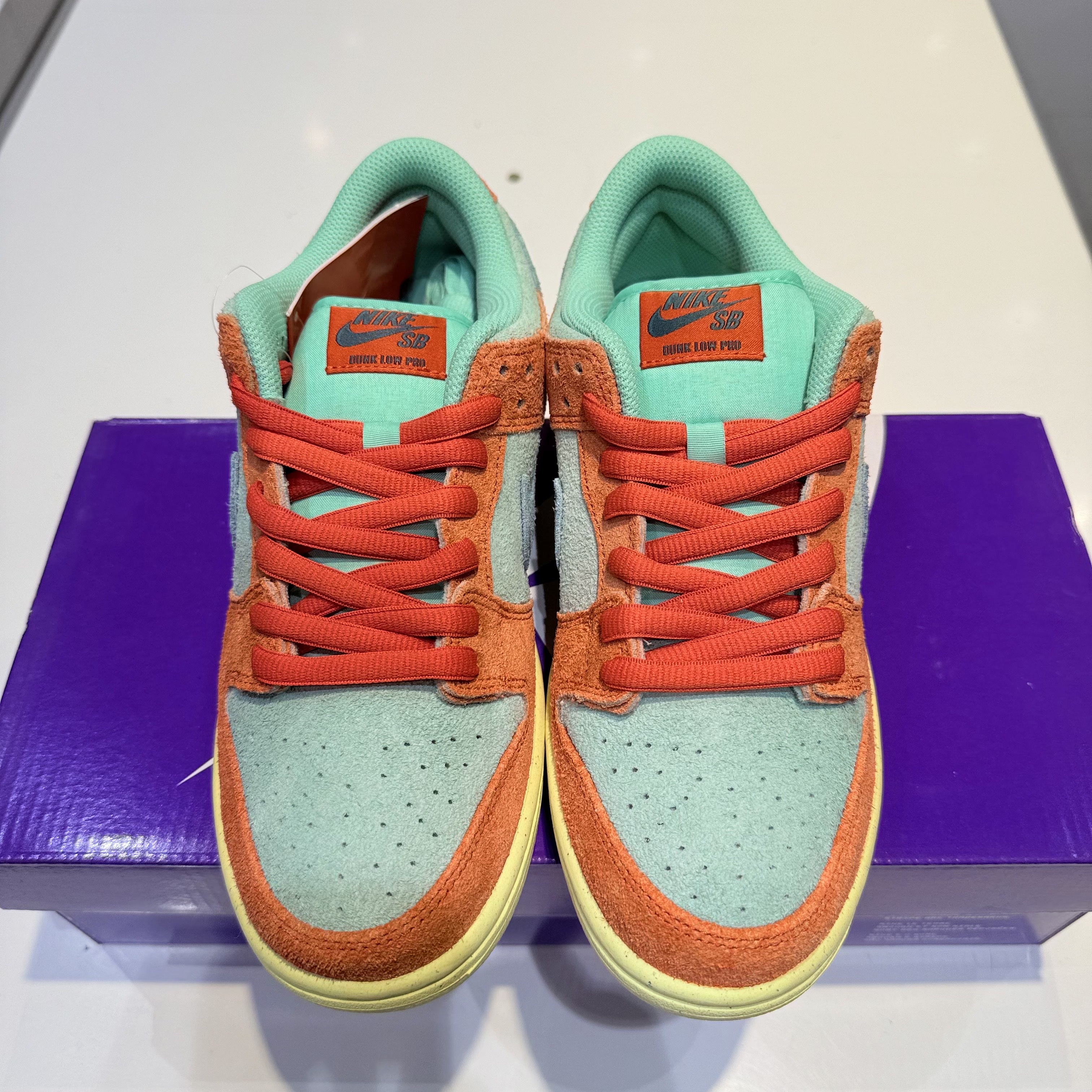 Nike SB Dunk Low Pro Premium Orange and Emerald Rise 착용 스타일 - 1
