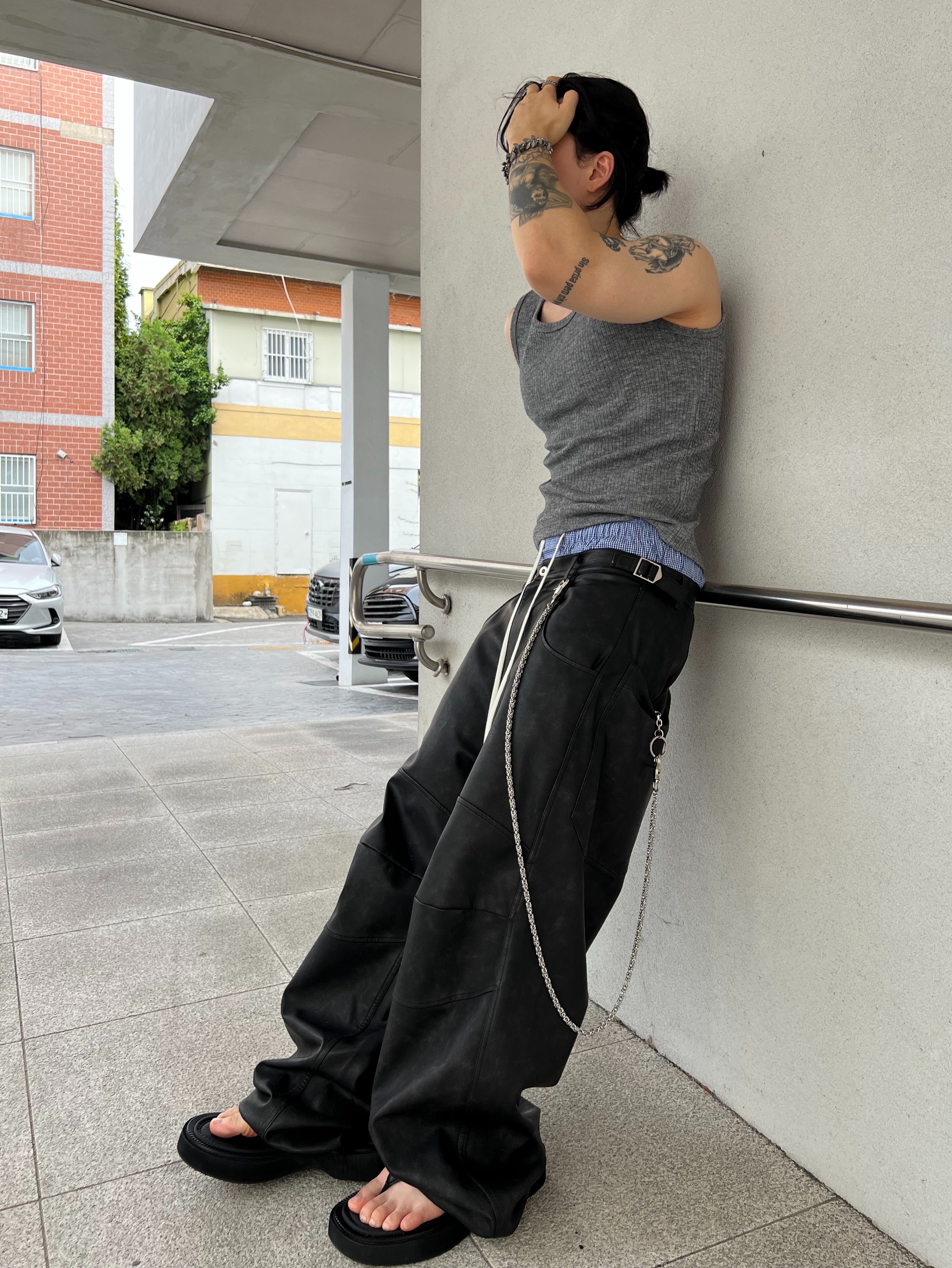MJD x Koin Seoul 3D Knee Eco Leather Pants Black, Hono Report Leaf Bracelet 착용 스타일 - 1
