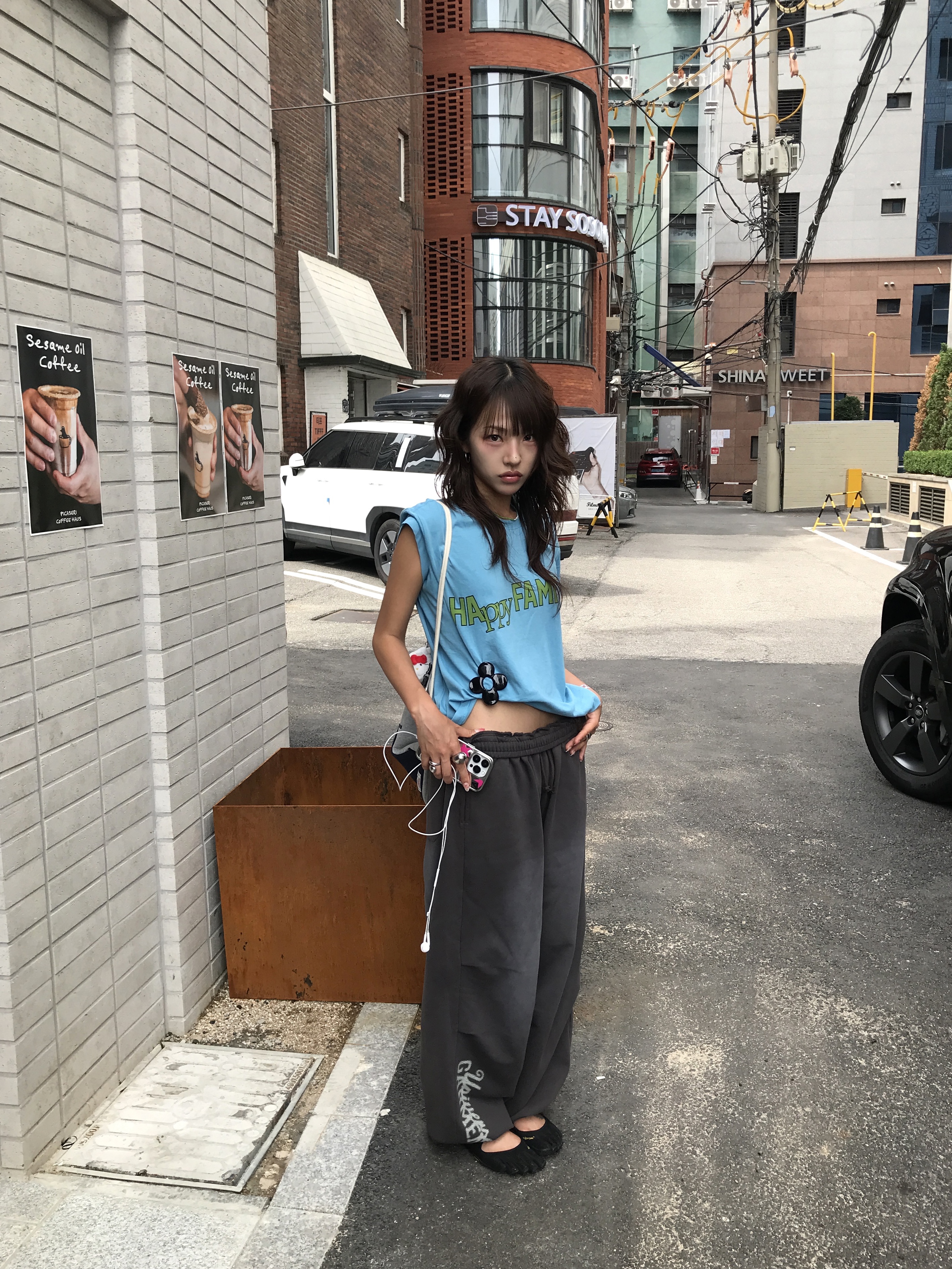UNIVERSE GARMENT Happy Family Crop T-Shirt Blue 착용 스타일 - 1