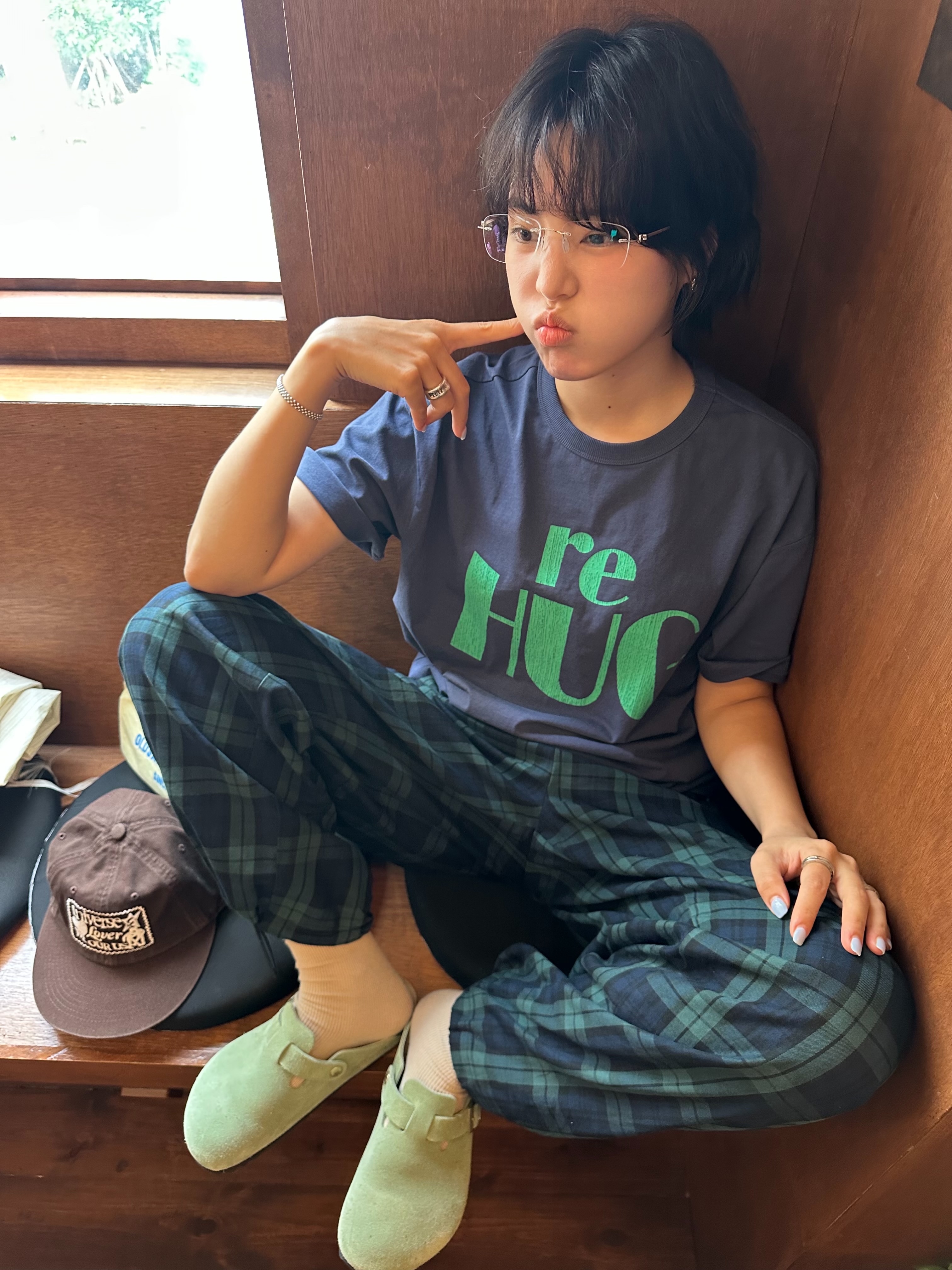 UNIVERSE GARMENT RE HUG Crack T-Shirt Navy, UNIVERSE GARMENT Universe Lover Patch Washing Cap Brown 착용 스타일 - 4