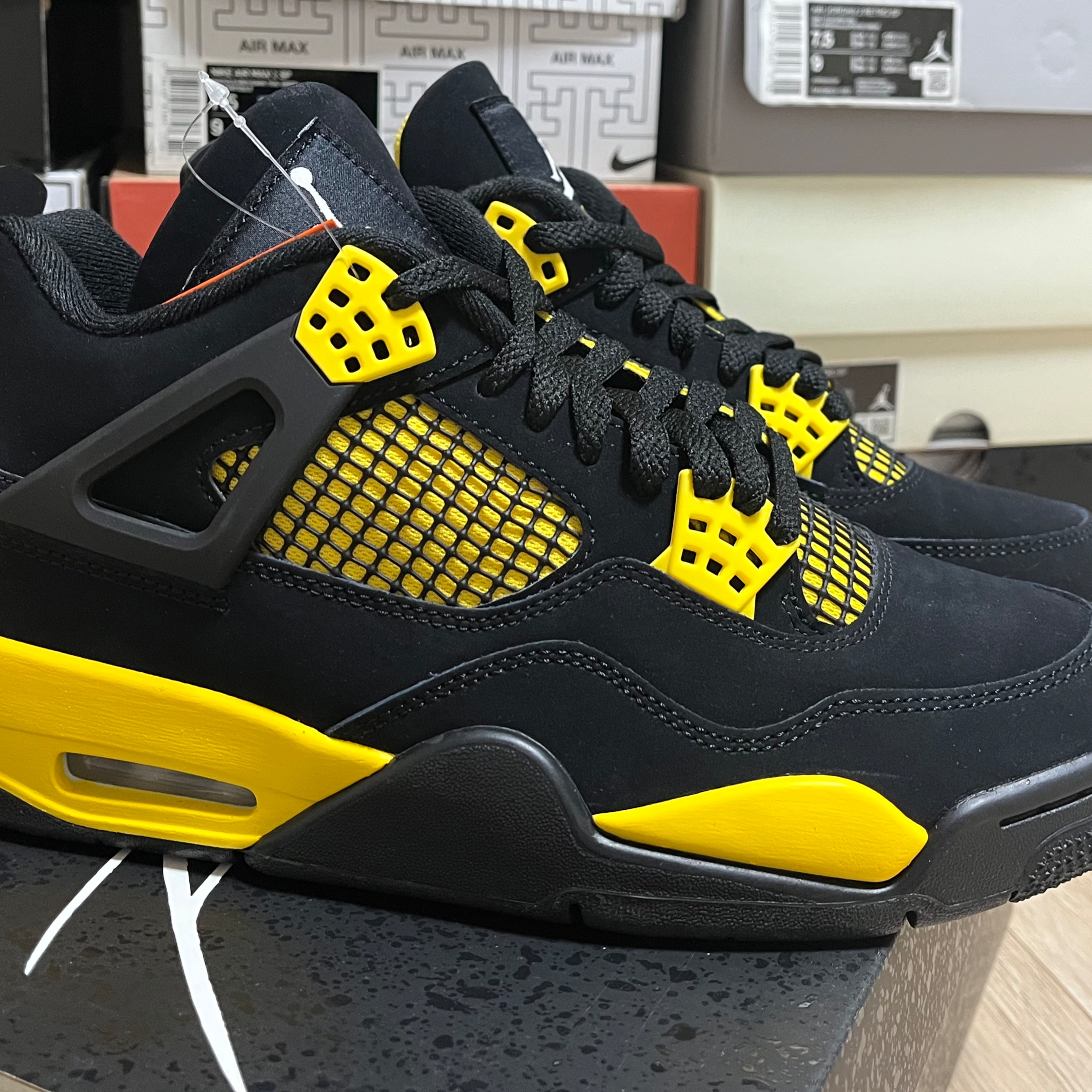 Jordan 4 Retro Thunder 2023 착용 스타일