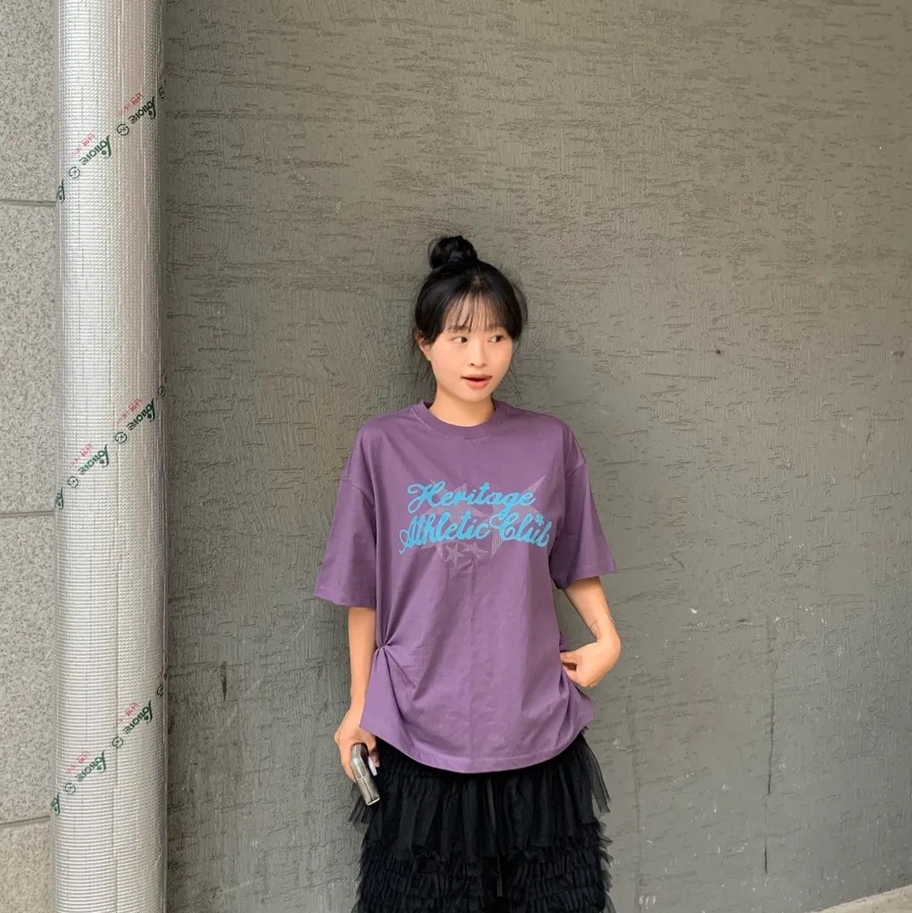UNIVERSE GARMENT HAC Print T-Shirt Purple 착용 스타일 - 2
