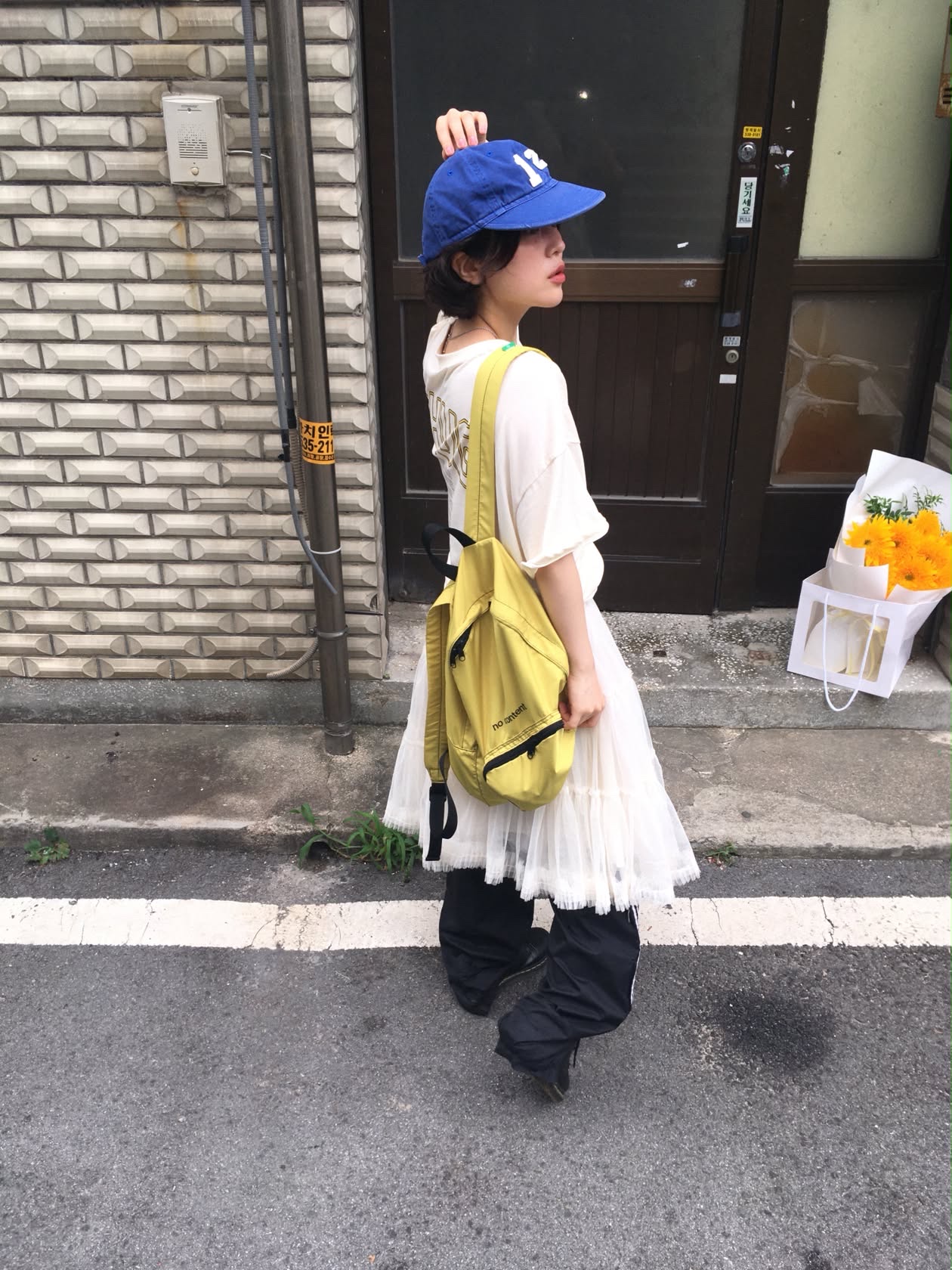 UNIVERSE GARMENT Happy Family Crop T-Shirt Ivory 착용 스타일 - 7