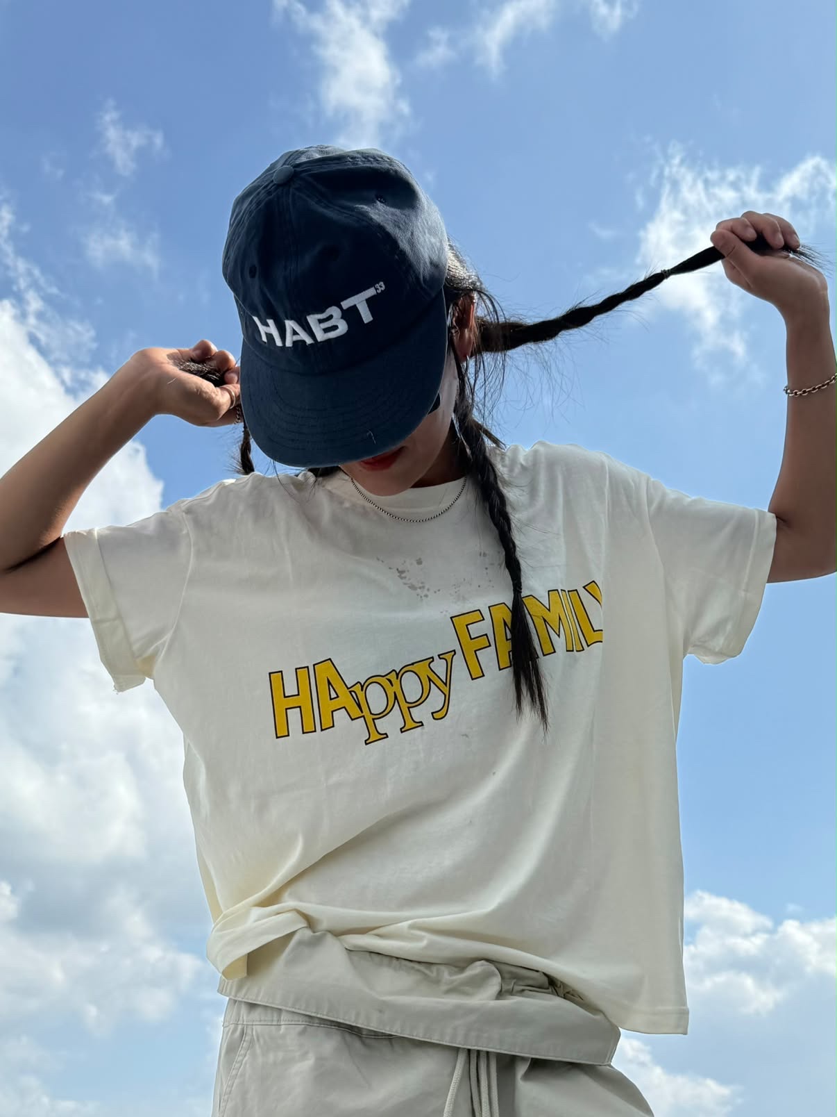 UNIVERSE GARMENT Happy Family Crop T-Shirt Ivory 착용 스타일 - 2