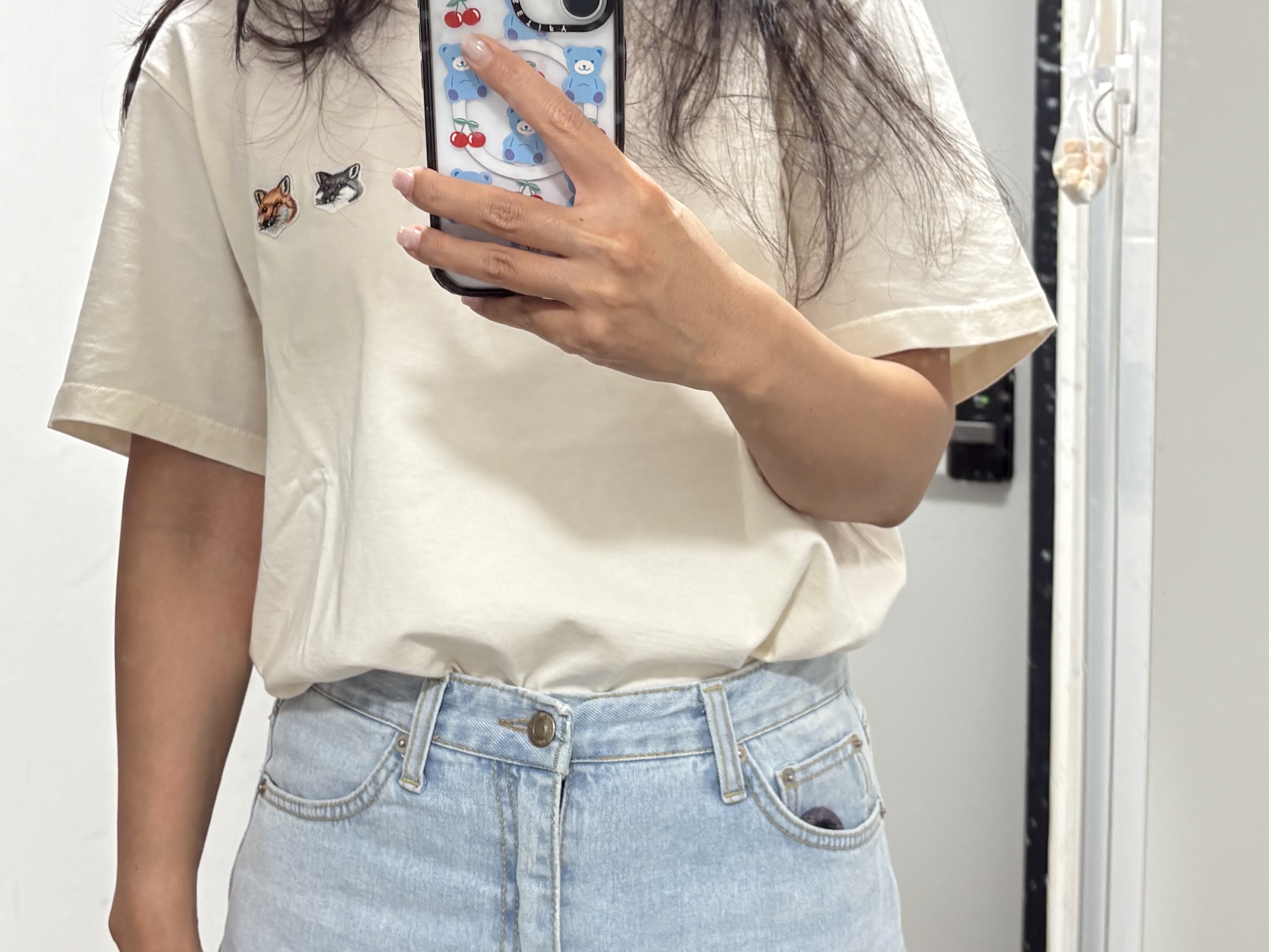 Maison Kitsune Double Fox Head Patch Classic T-Shirt Latte 착용 스타일