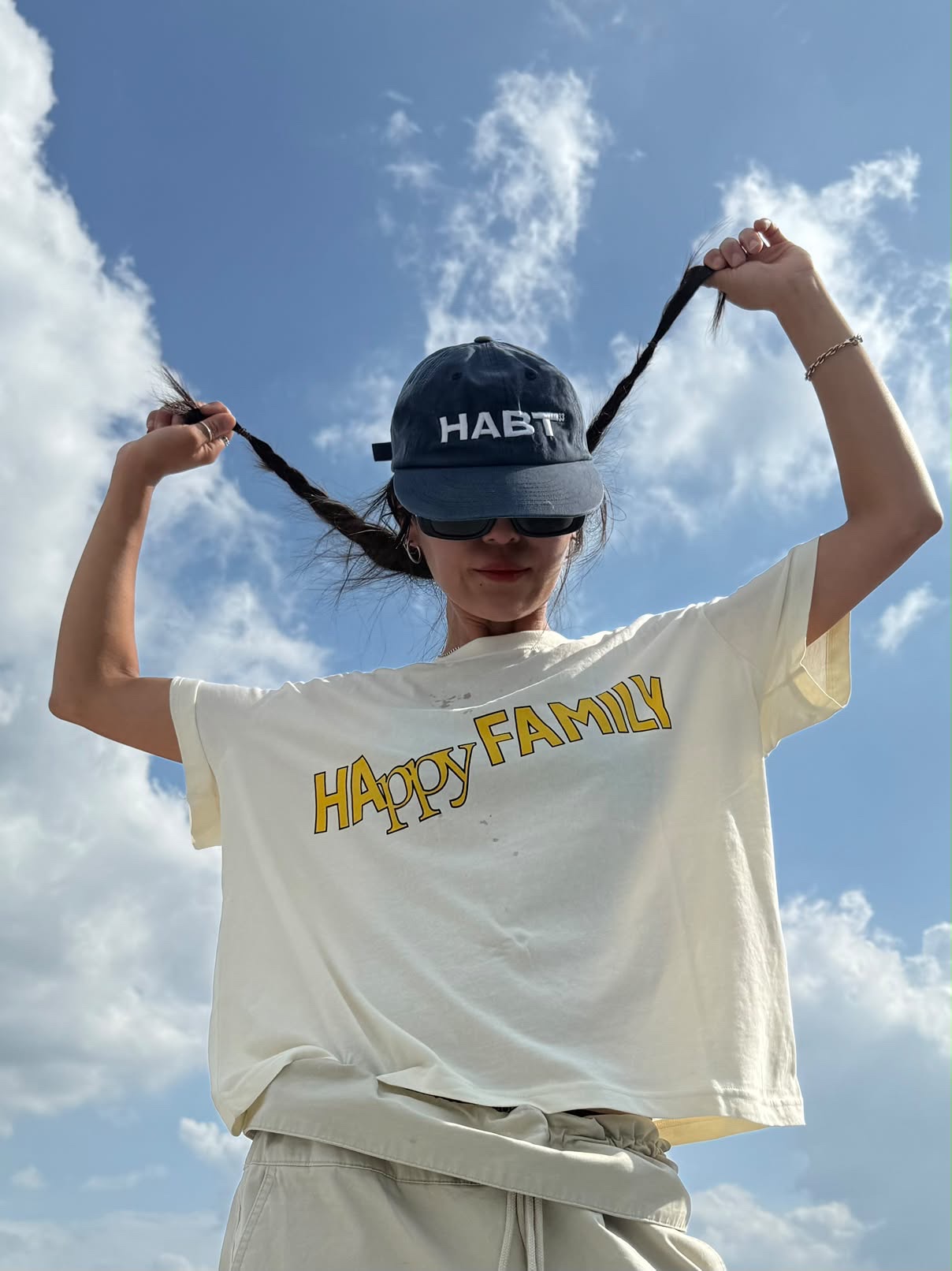 UNIVERSE GARMENT Happy Family Crop T-Shirt Ivory 착용 스타일 - 1