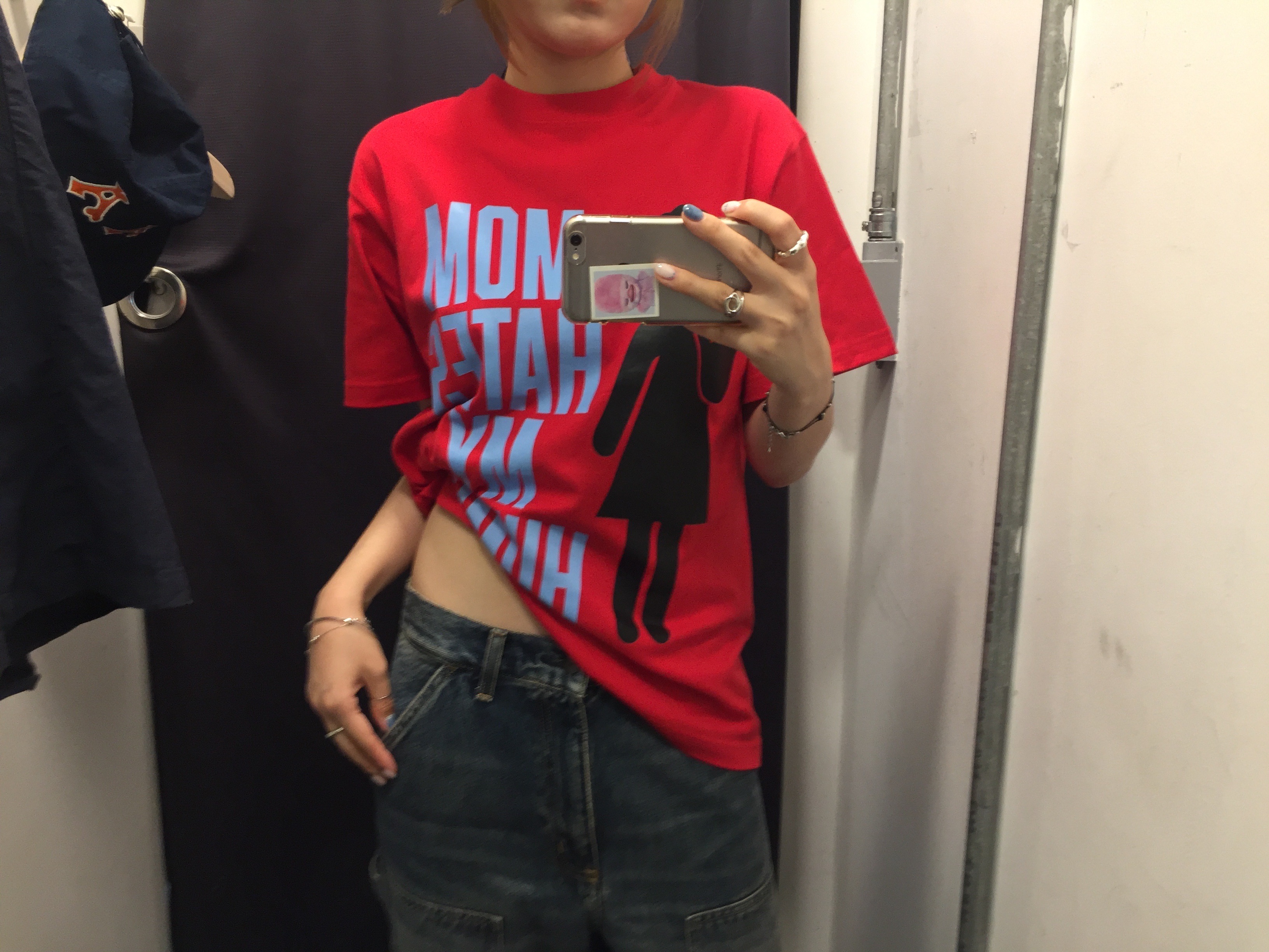 ITSMYHUMOR My Mom Tee Red 착용 스타일 - 2