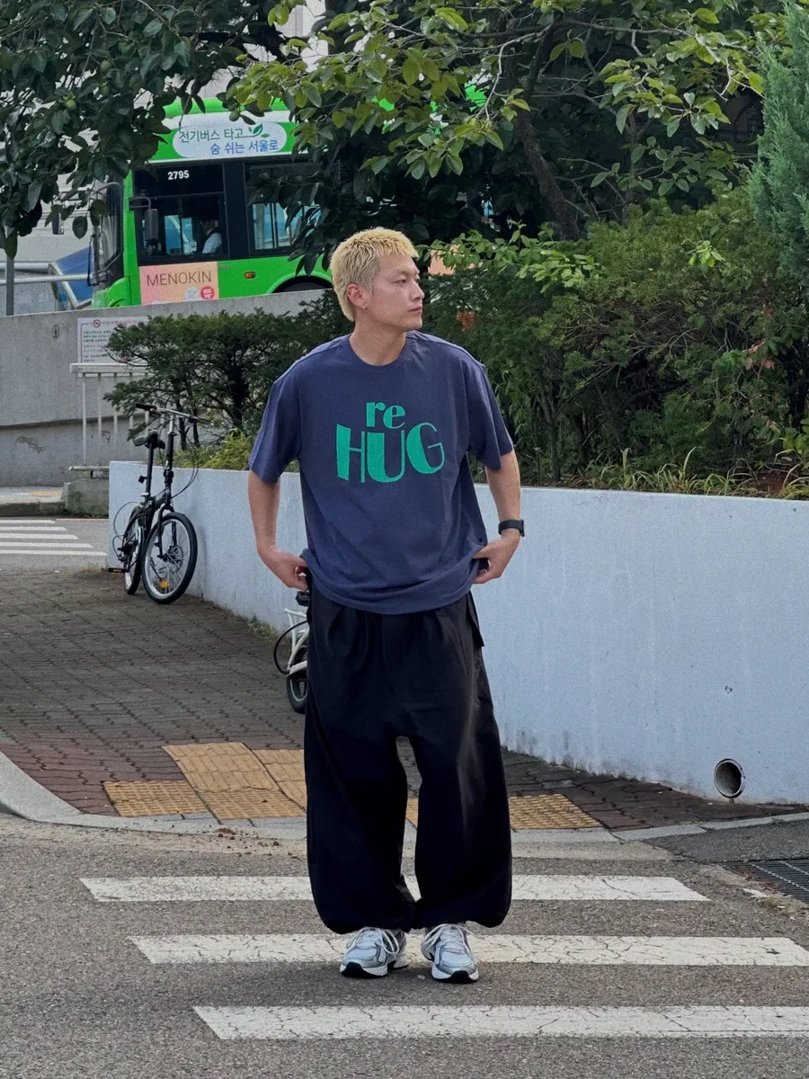 UNIVERSE GARMENT RE HUG Crack T-Shirt Navy 착용 스타일 - 2