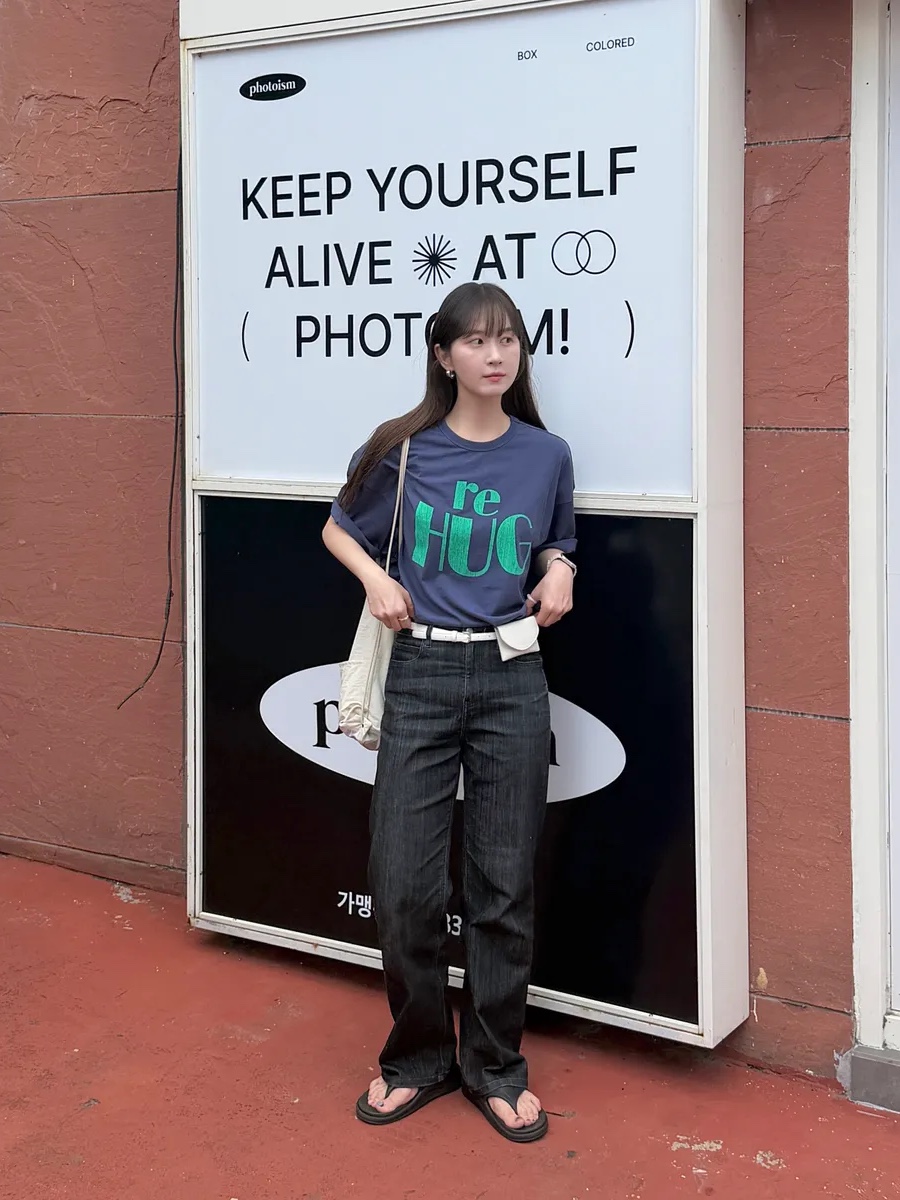 UNIVERSE GARMENT RE HUG Crack T-Shirt Navy 착용 스타일 - 1