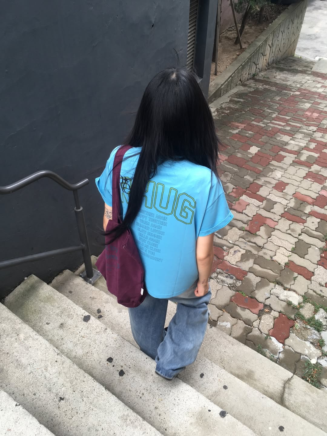 UNIVERSE GARMENT Happy Family Crop T-Shirt Blue 착용 스타일 - 1
